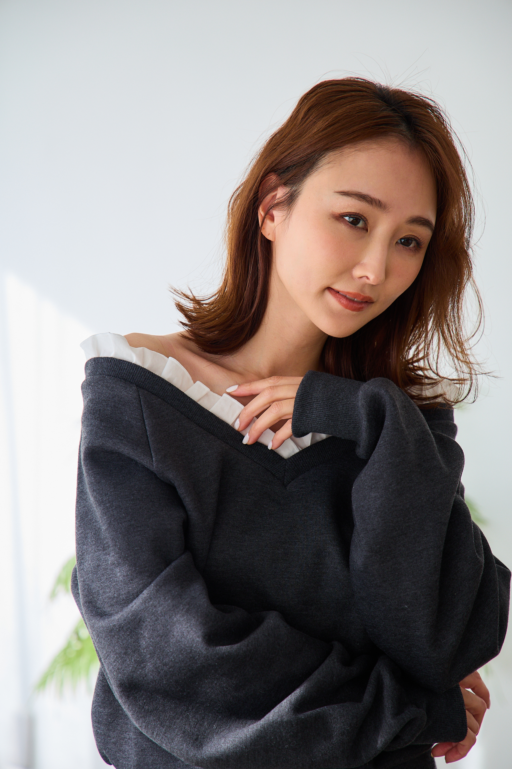 【saya×Myuコラボ】 Vネックフリルスウェットトップス(myu1203)