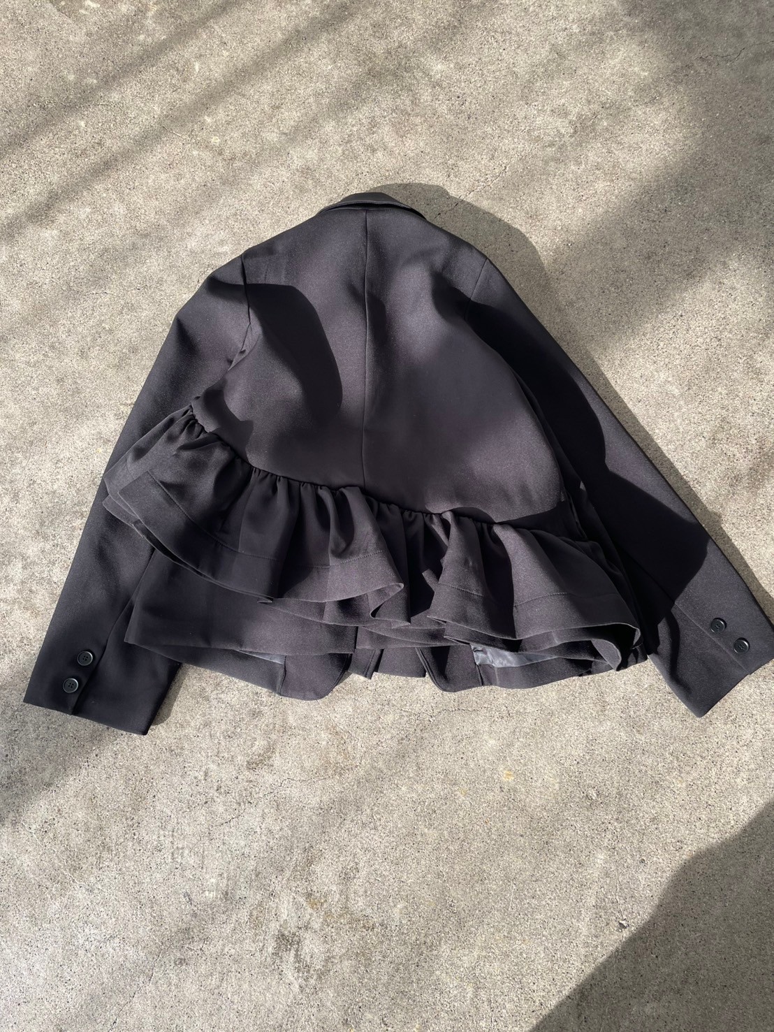 【アシンメトリー　フリル　ジャケット(kbm613)】メール便OK