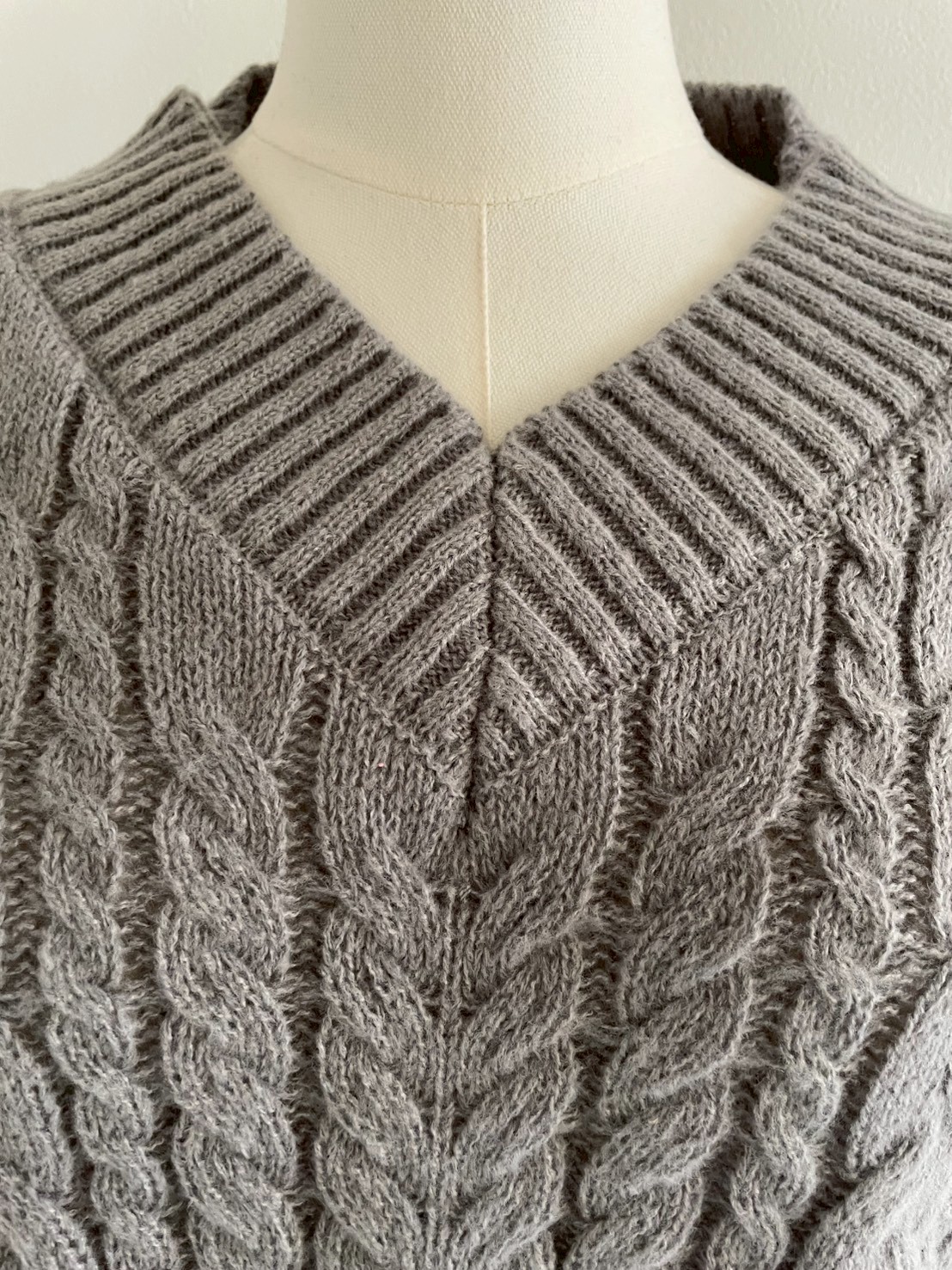 ケーブル編みVネックオーバーニット(SZ11-15)