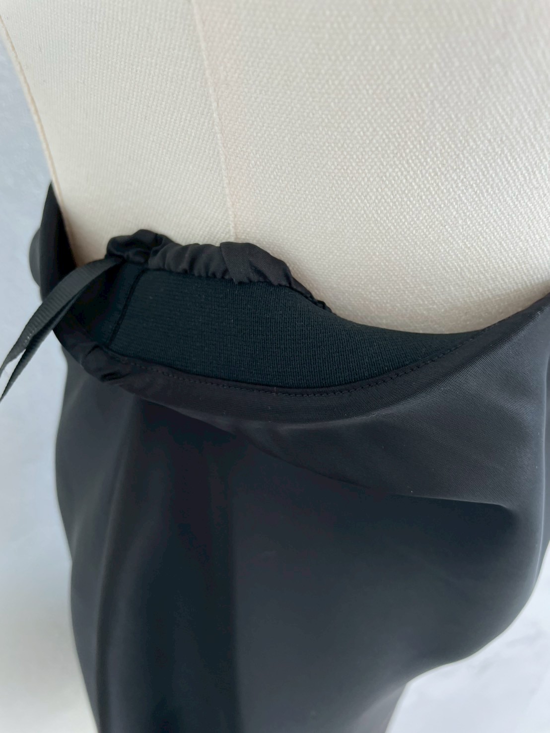 アシンメトリー裾レースサテンスカート(sz25)