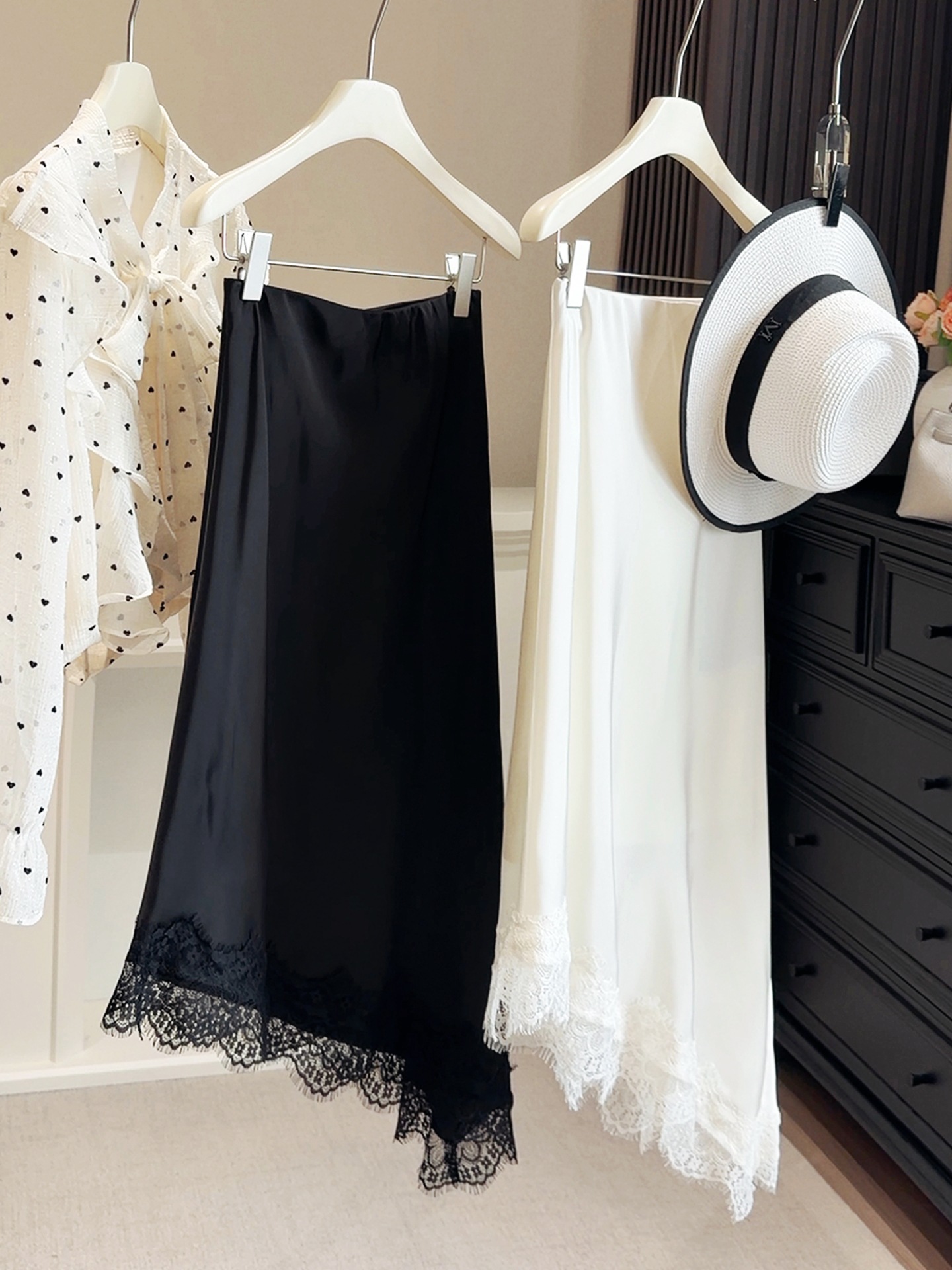 アシンメトリー裾レースサテンスカート(sz25)