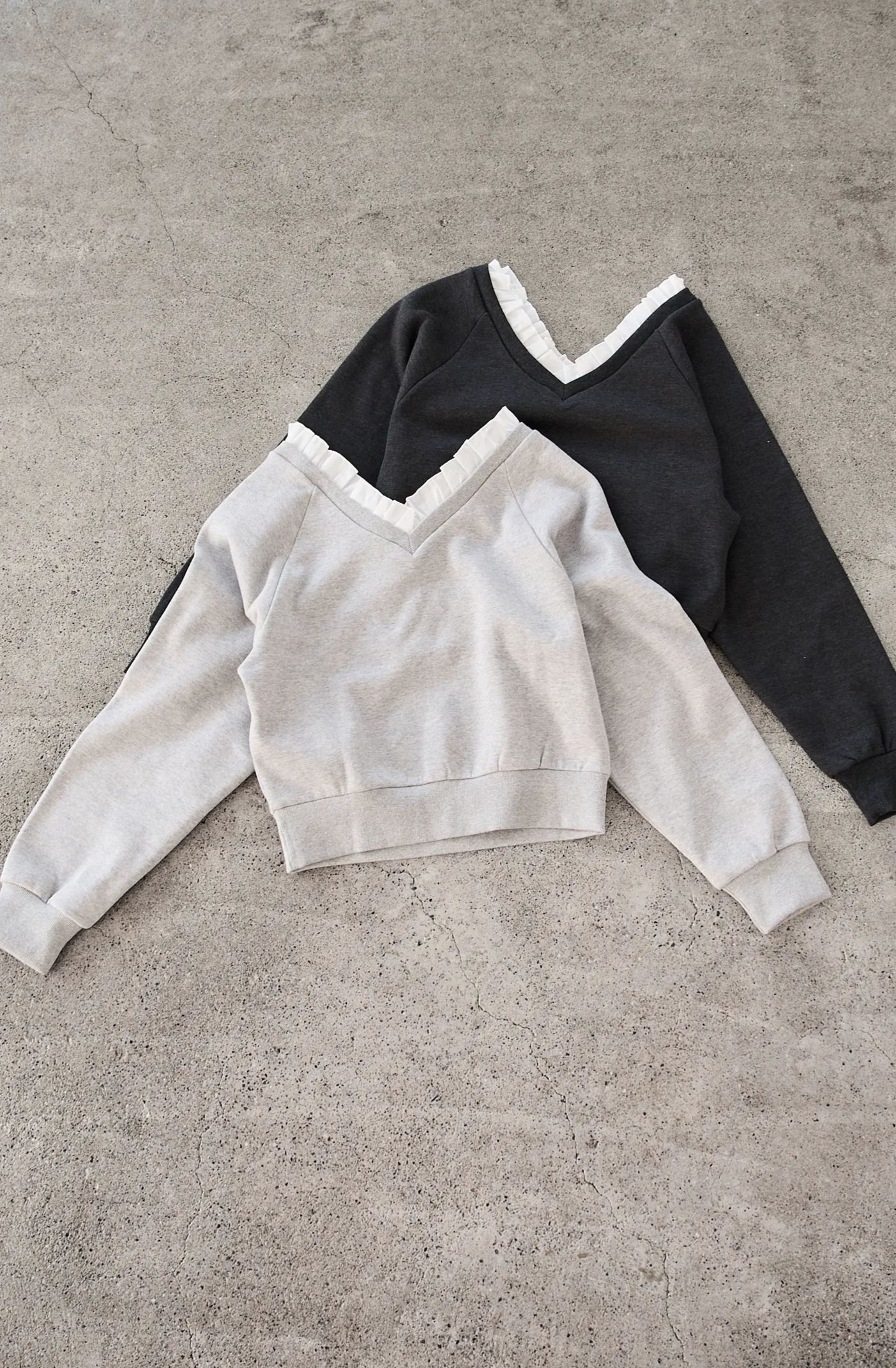 【saya×Myuコラボ】 Vネックフリルスウェットトップス(myu1203)