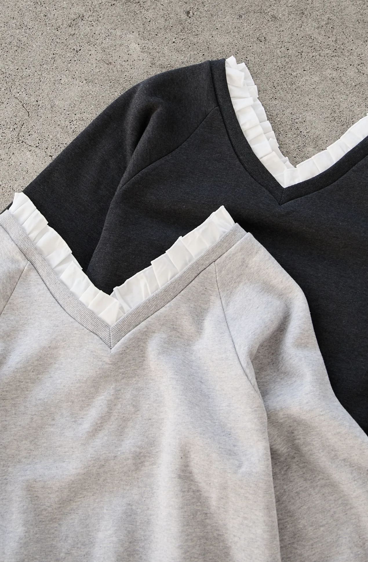 【saya×Myuコラボ】 Vネックフリルスウェットトップス(myu1203)