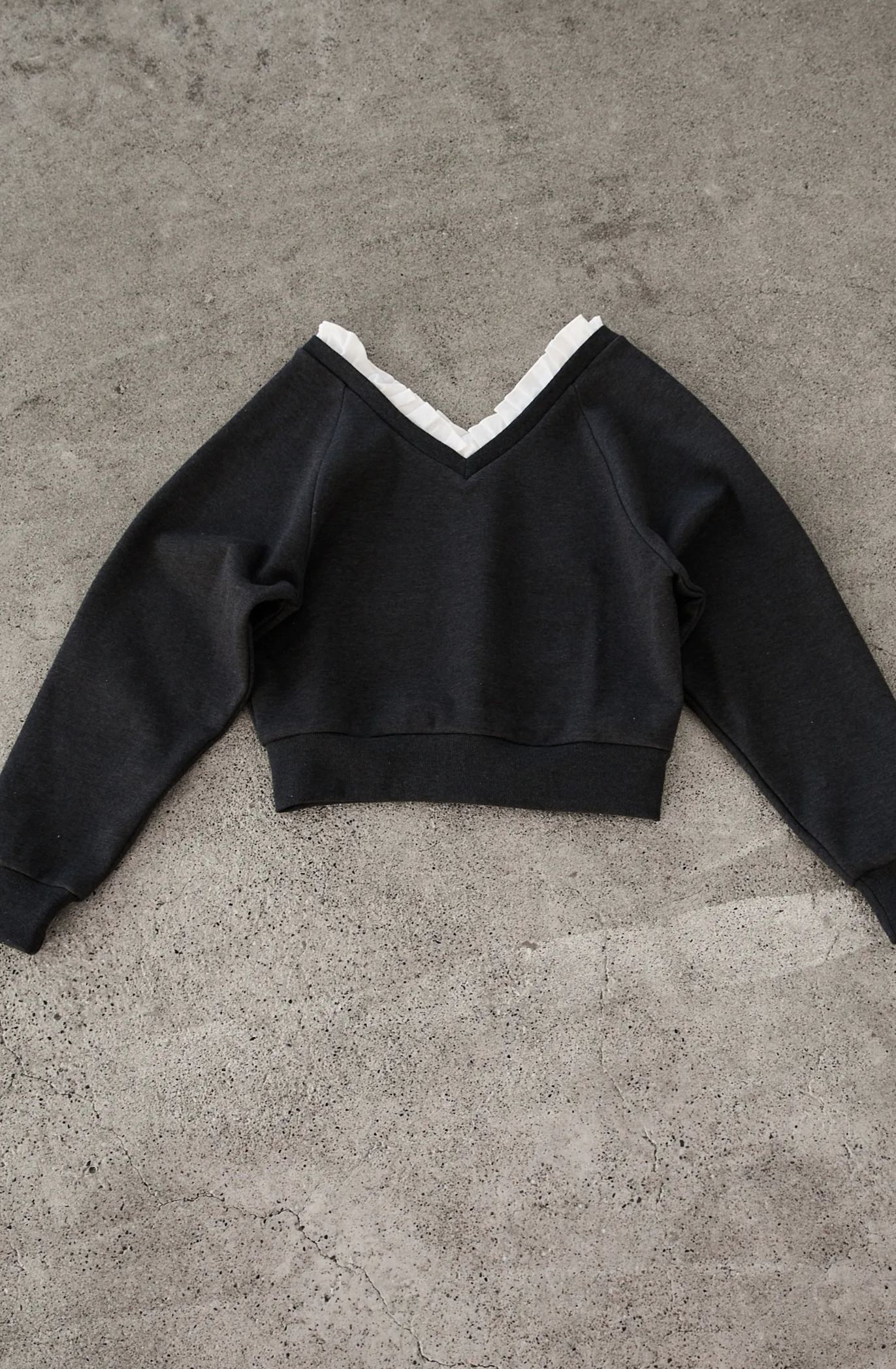 【saya×Myuコラボ】 Vネックフリルスウェットトップス(myu1203)