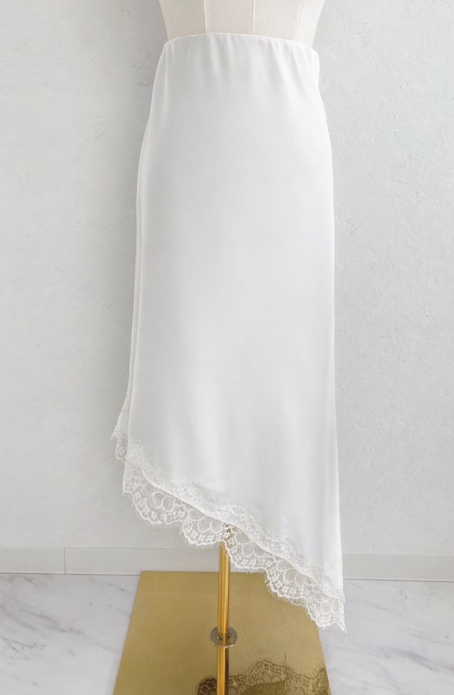 アシンメトリー裾レースサテンスカート(sz25)