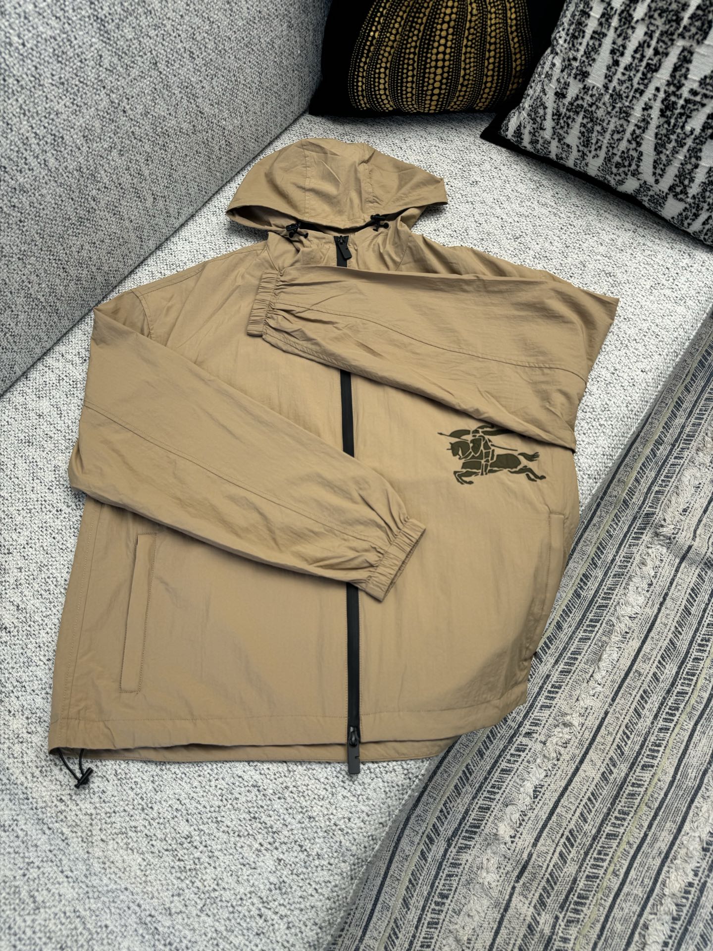 巴寶莉 25ss 馬術貼標硬殼連帽外套