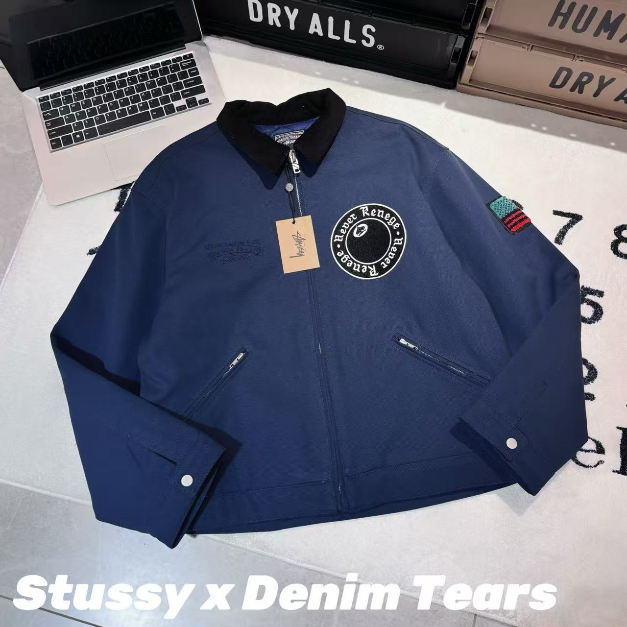 -Stussy x Denim Tears 聯名 斯圖西 SS25 胸前圓形logo印花拉鍊開合工裝夾克 男女同款