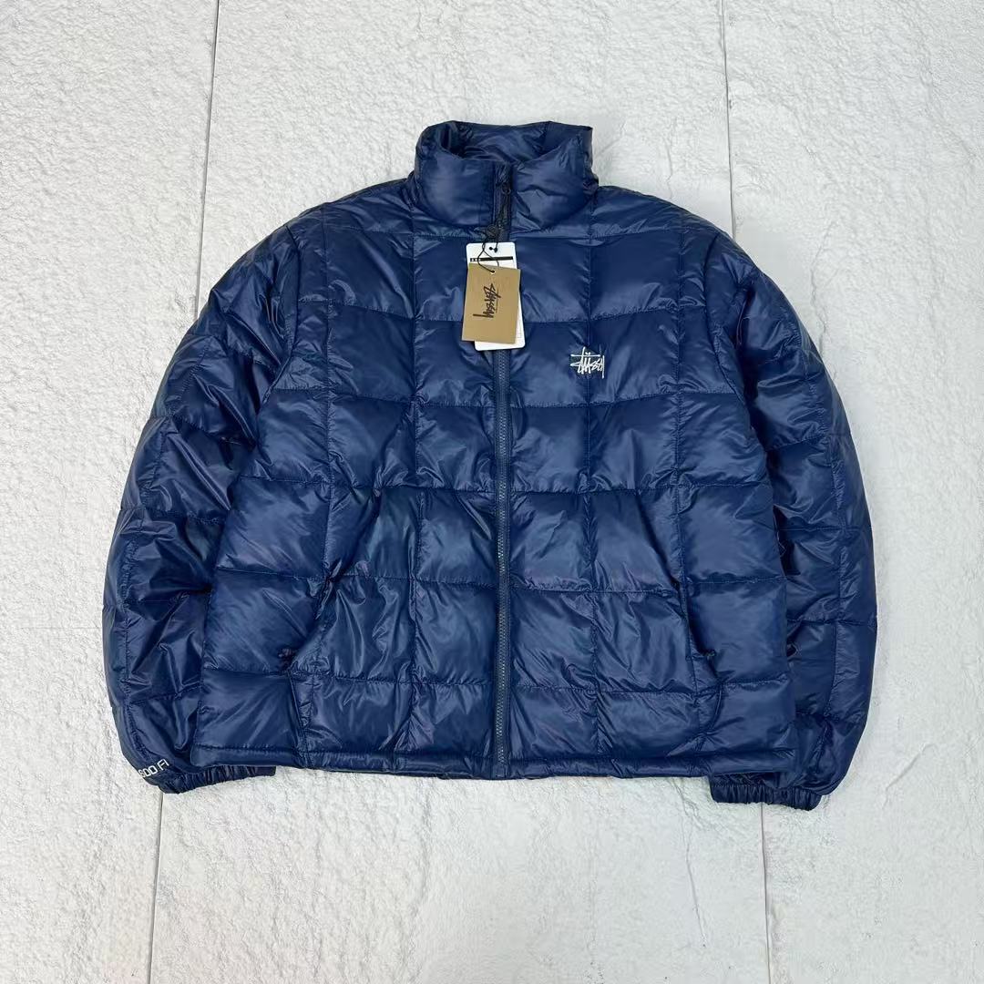 Stussy FW24 中等重量連帽羽絨服 品牌標誌 logo 隱藏式口袋拉鍊連帽羽絨服 斯圖西格紋羽絨服