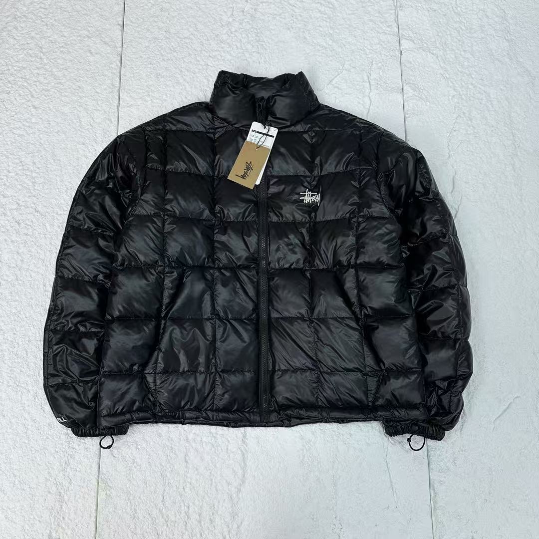 Stussy FW24 中等重量連帽羽絨服 品牌標誌 logo 隱藏式口袋拉鍊連帽羽絨服 斯圖西格紋羽絨服