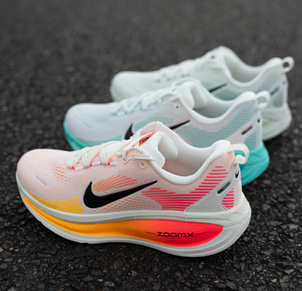 NIKE VOMERO V18跑鞋