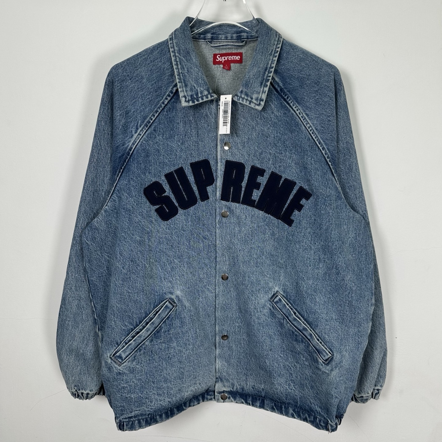 SUPREME SS25 OLD ENGLISH COACHES JACKET 按扣開合繡花教練夾克