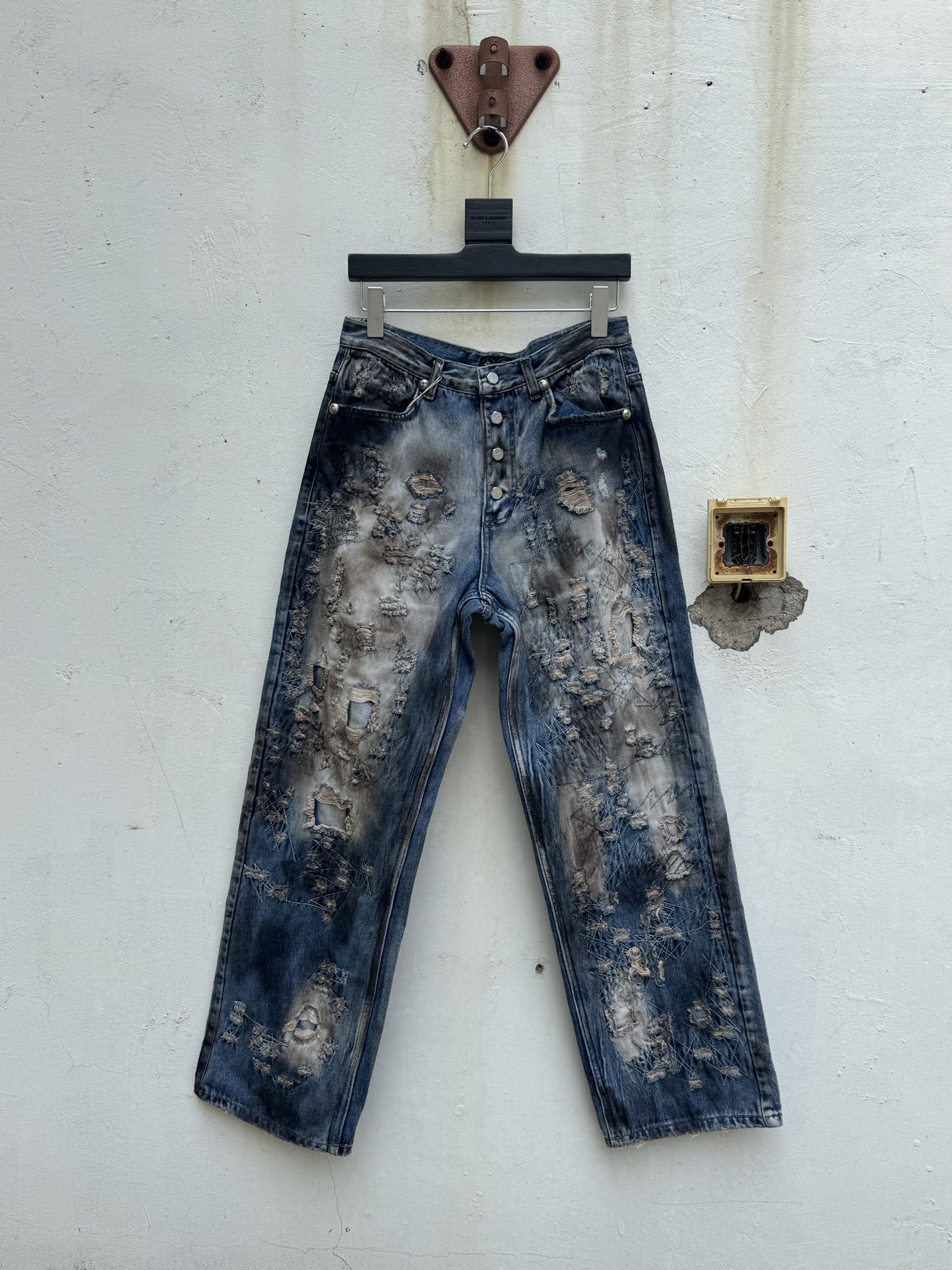 THUG CLUB 廢土風做舊磨髒亂線徽標破洞舒適合身長褲牛仔褲