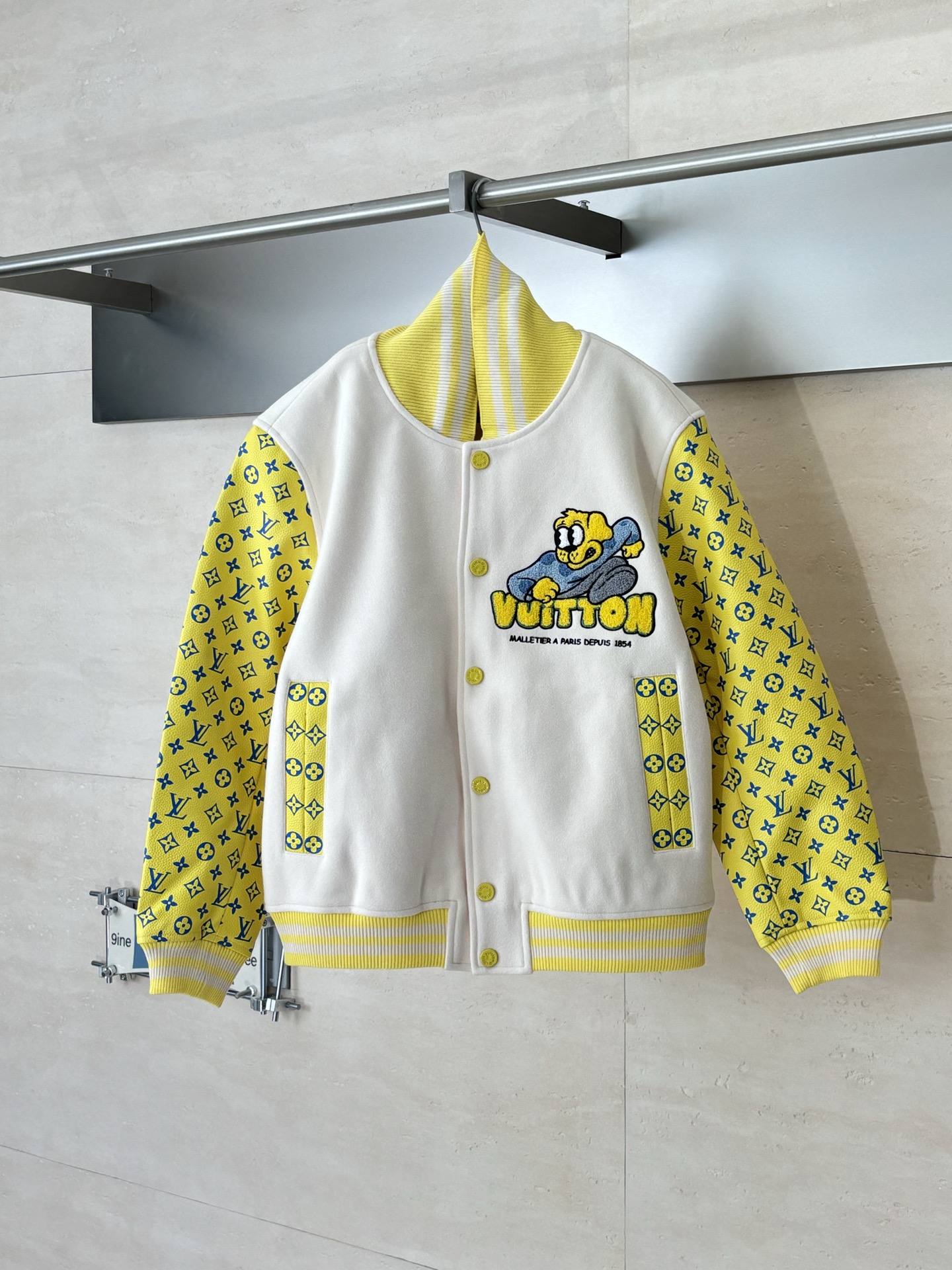 1V/路易 23SS 波點狗滿印刺繡皮袖棒球外套