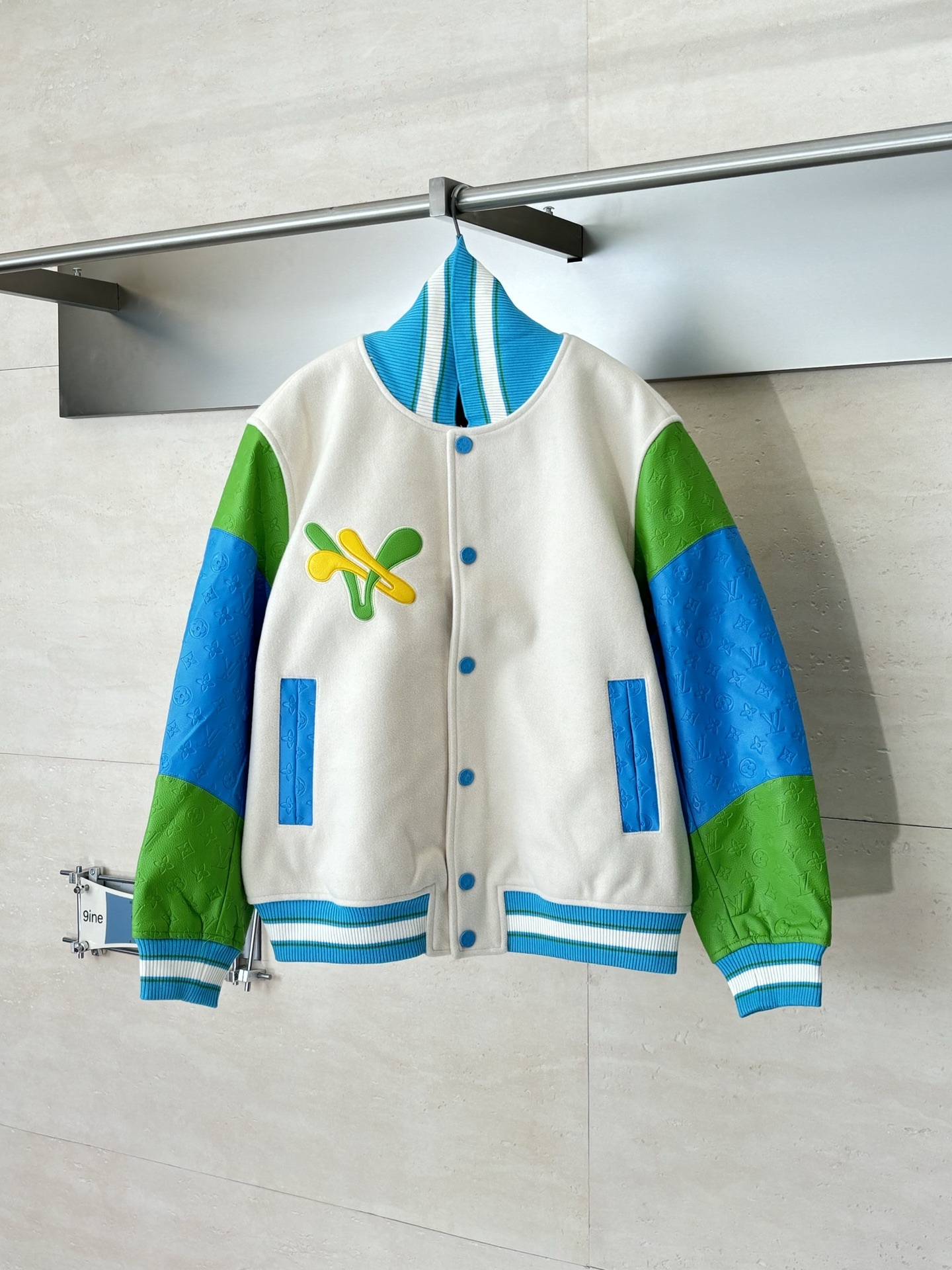 1V/路易 23SS 撞色拼接唐老鴨刺繡棒球服外套