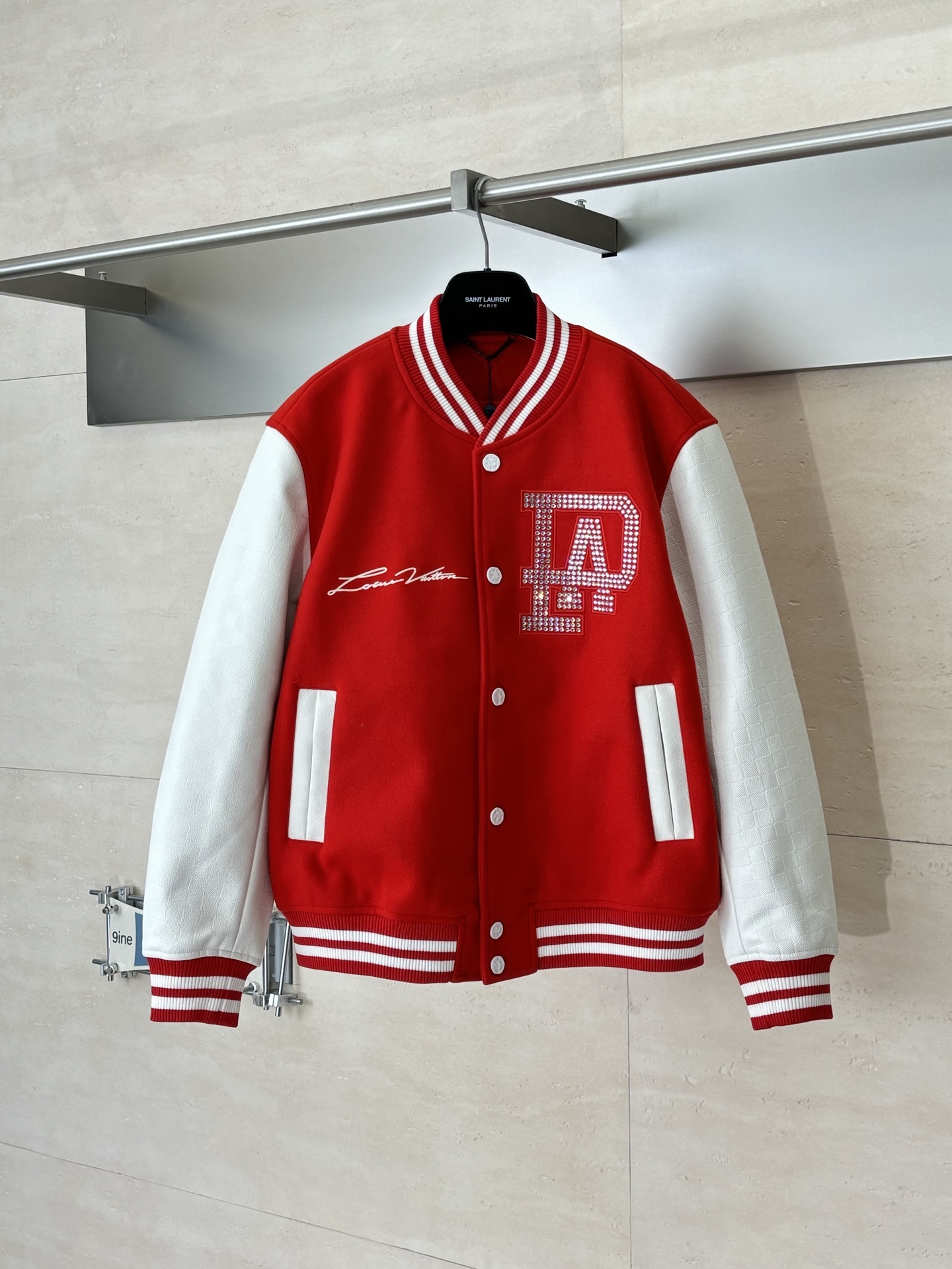 1V/路易 24SS 珍珠燙鑽字母拼皮棒球外套