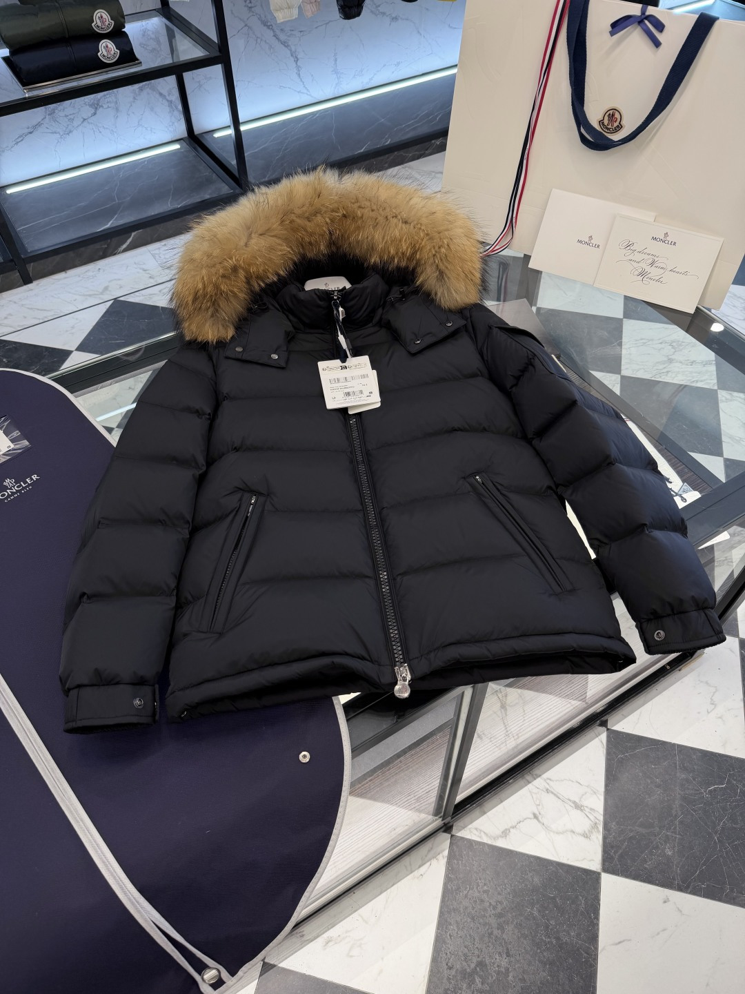 Moncler Mayaf 短款男士羽絨服夾克外套。全新尼龍 Maya 毛領款式