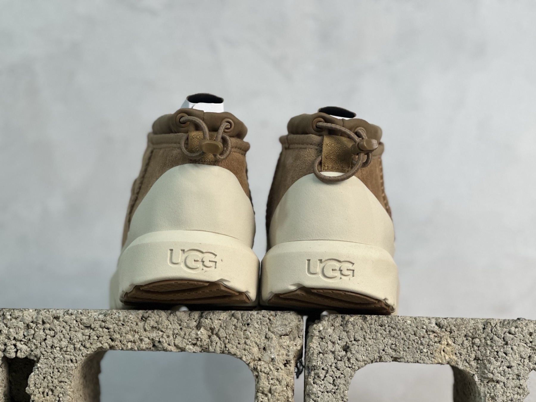  UGG 秋冬羊皮毛一体雪地靴