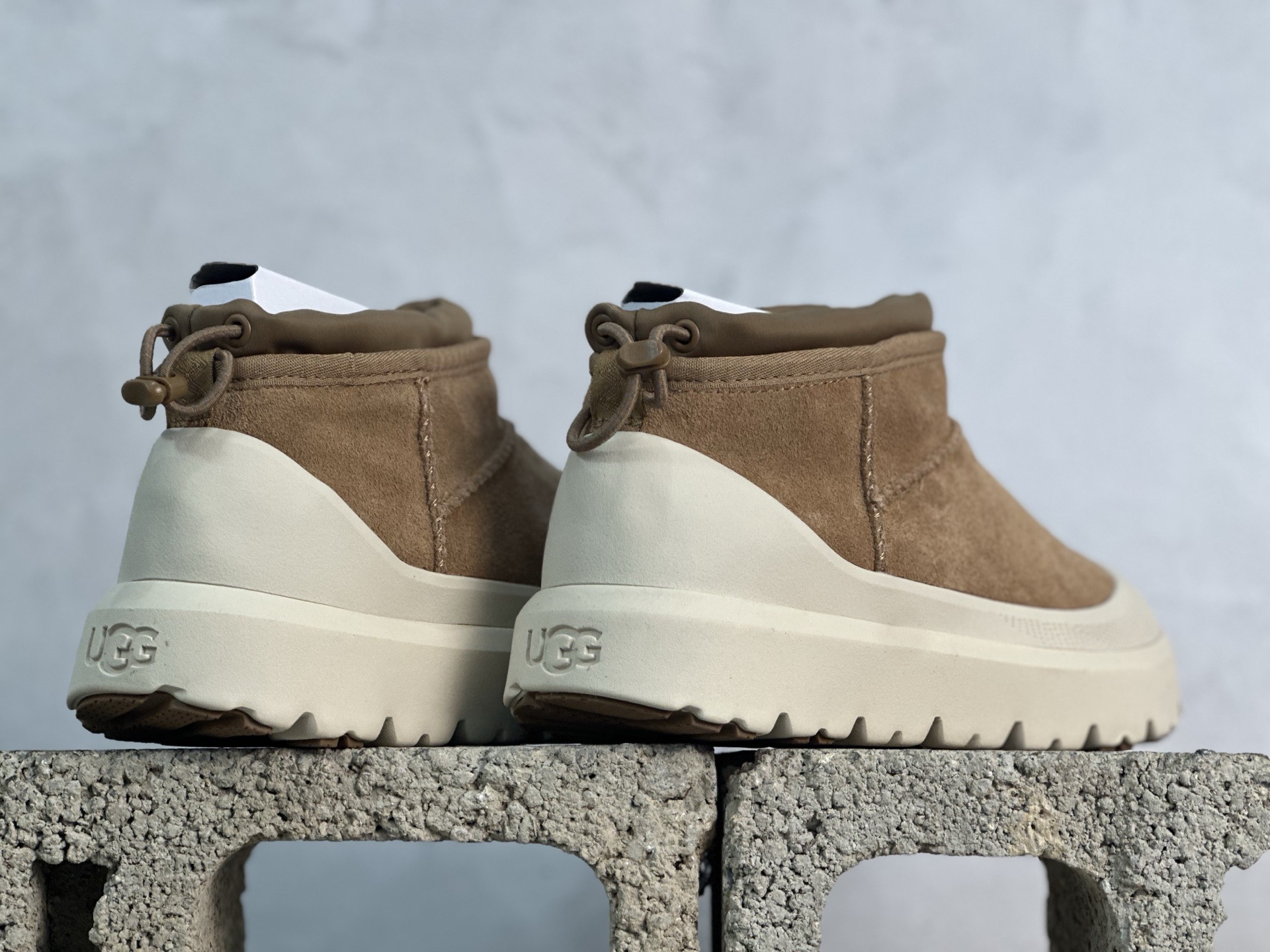  UGG 秋冬羊皮毛一体雪地靴