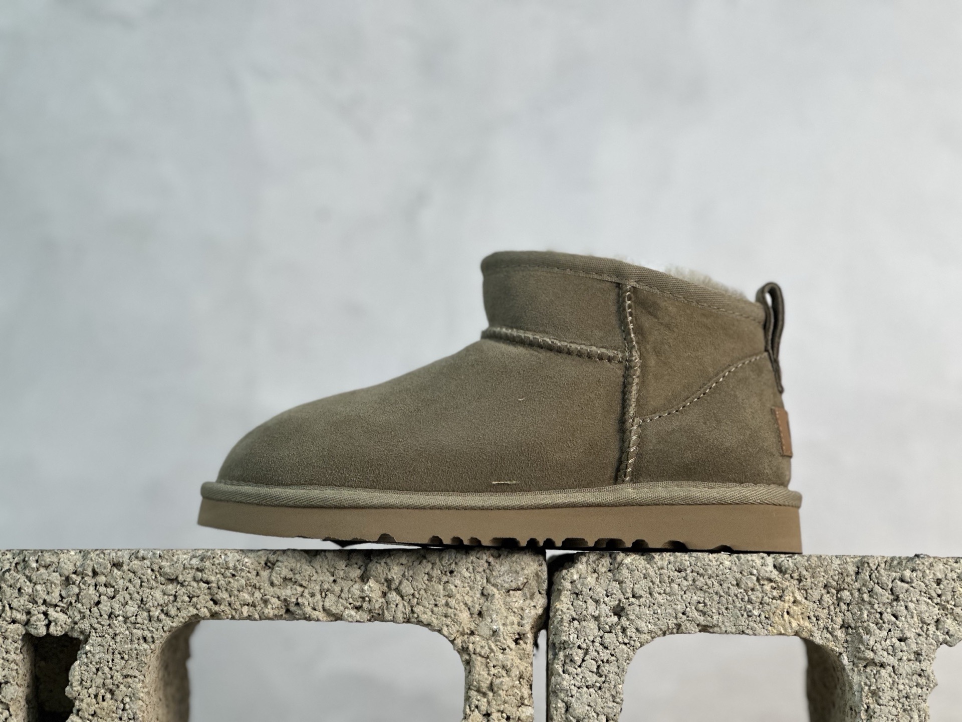 UGG CLASSIC ULTRA MINI 童鞋  