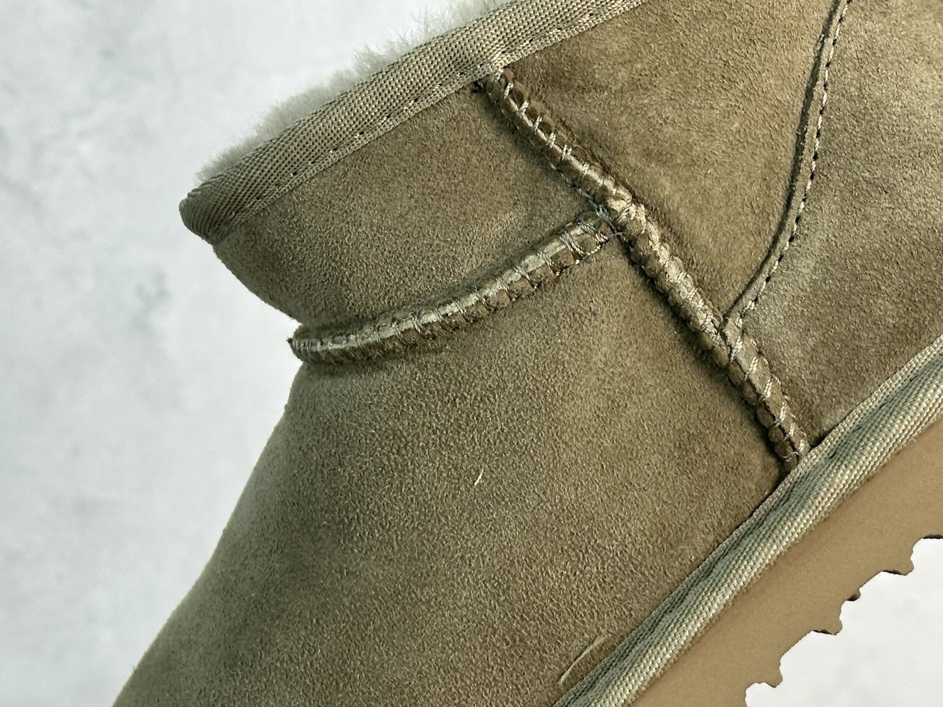 UGG CLASSIC ULTRA MINI 童鞋  