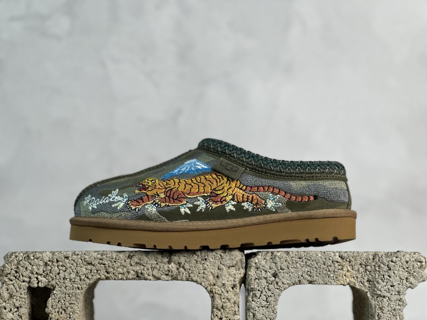  UGG x Palace联名款 虎年限定  