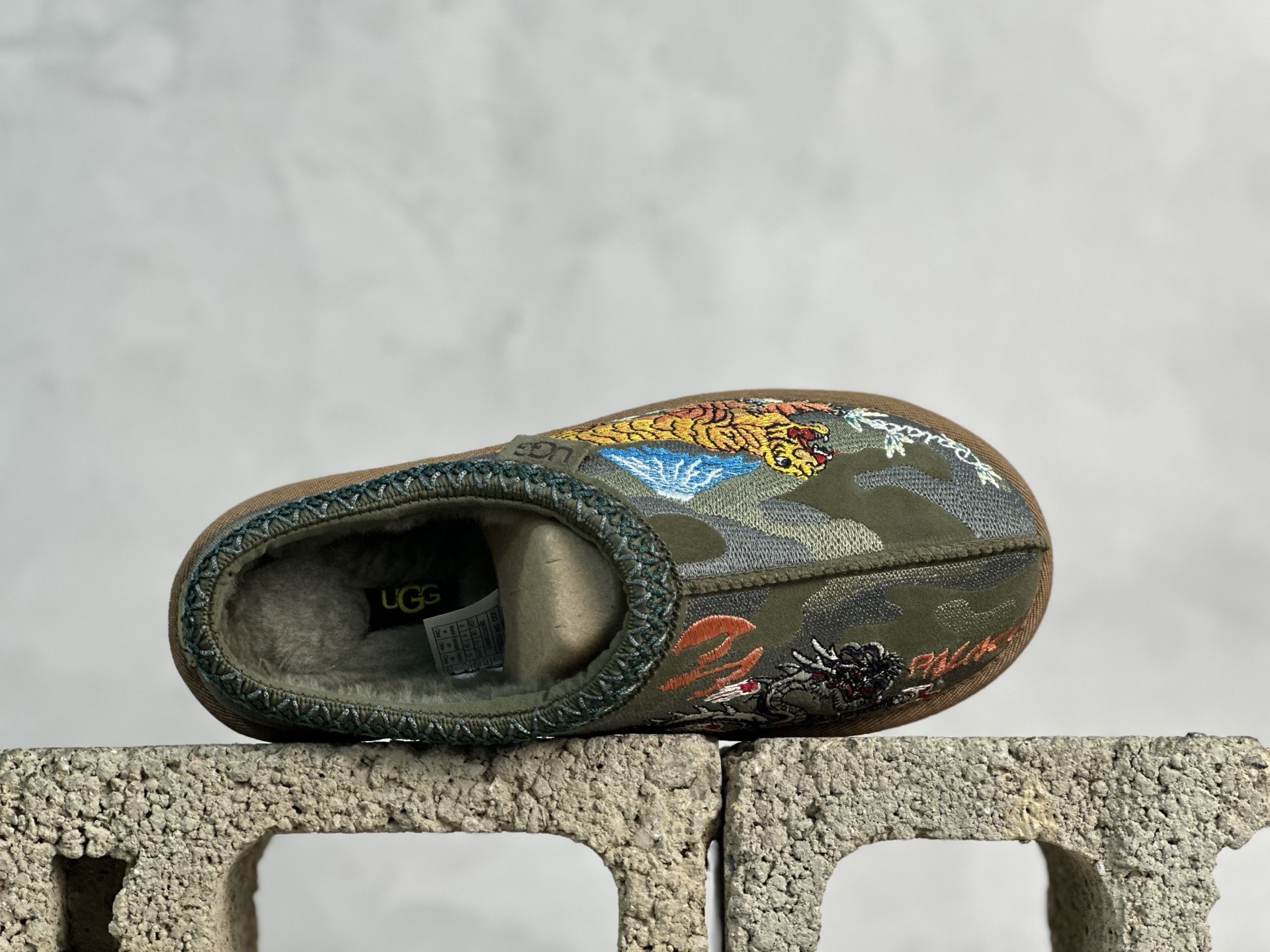  UGG x Palace联名款 虎年限定  