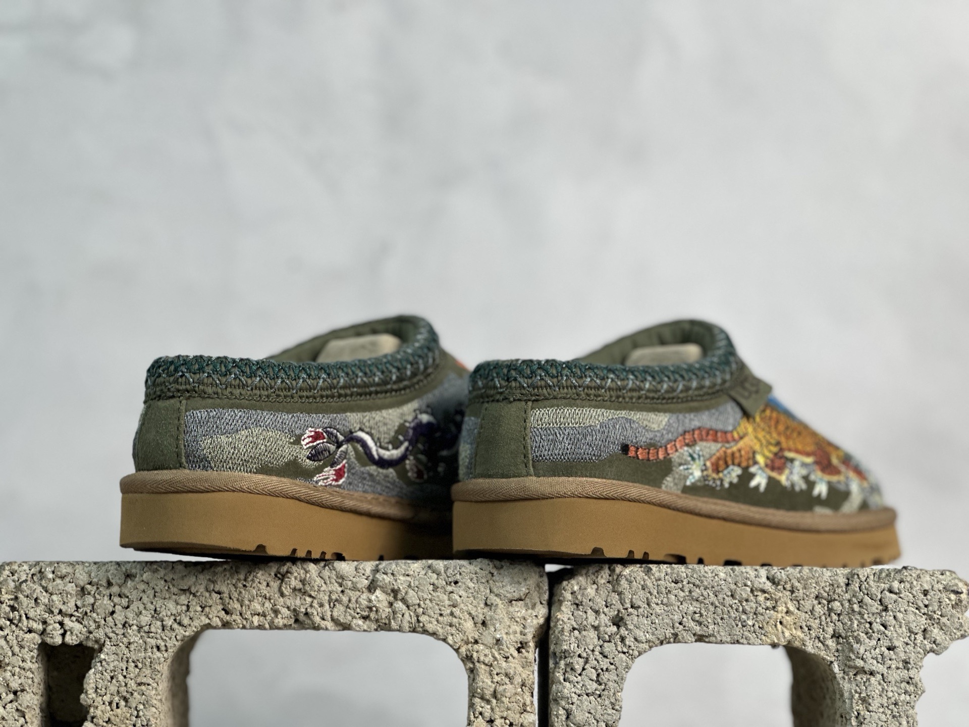  UGG x Palace联名款 虎年限定  