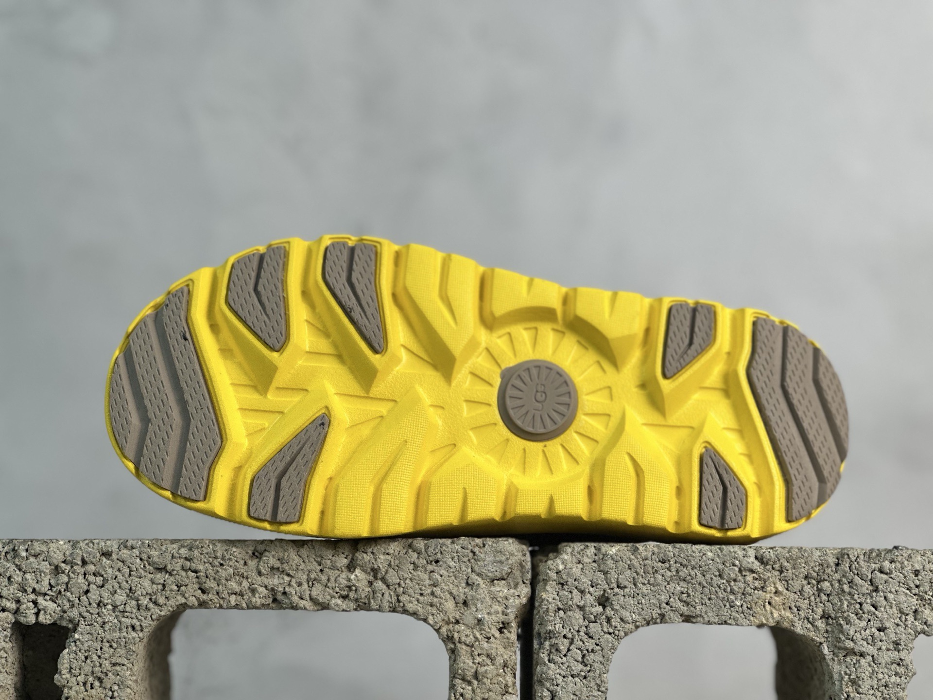  UGG 包头套脚： 39 40 40.5 41 42 42.5 43 44  编码：38