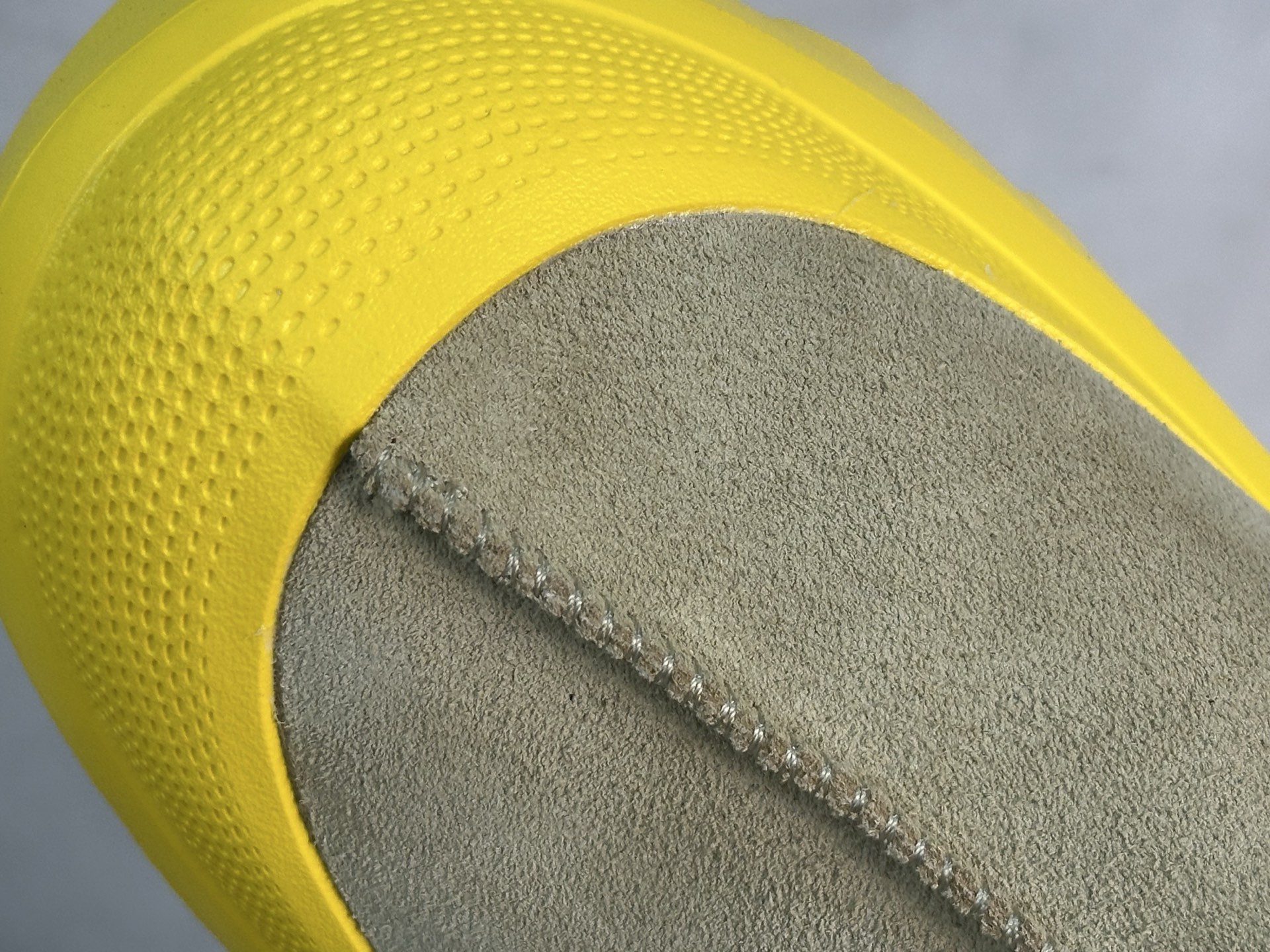  UGG 包头套脚： 39 40 40.5 41 42 42.5 43 44  编码：38