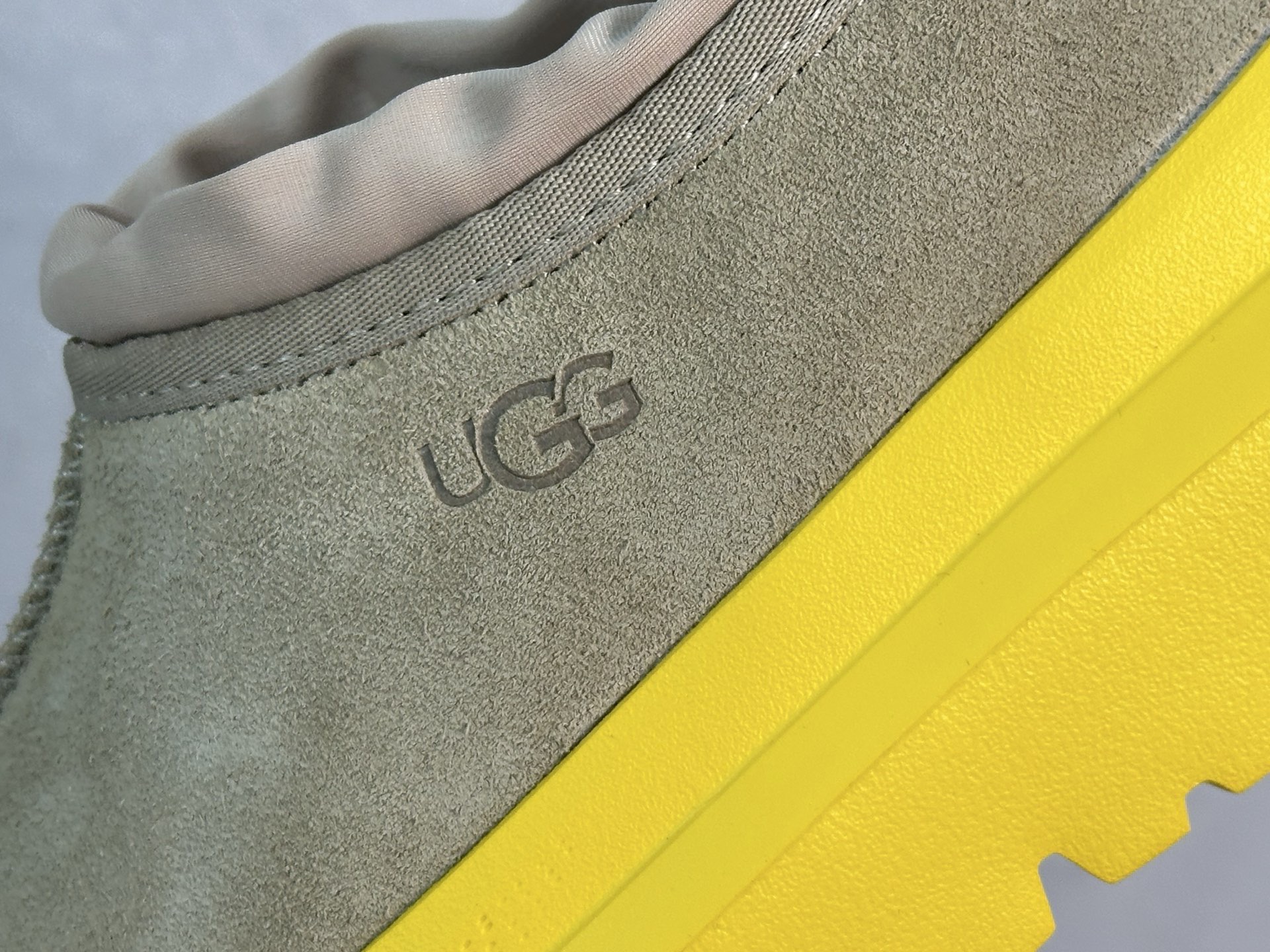  UGG 包头套脚： 39 40 40.5 41 42 42.5 43 44  编码：38