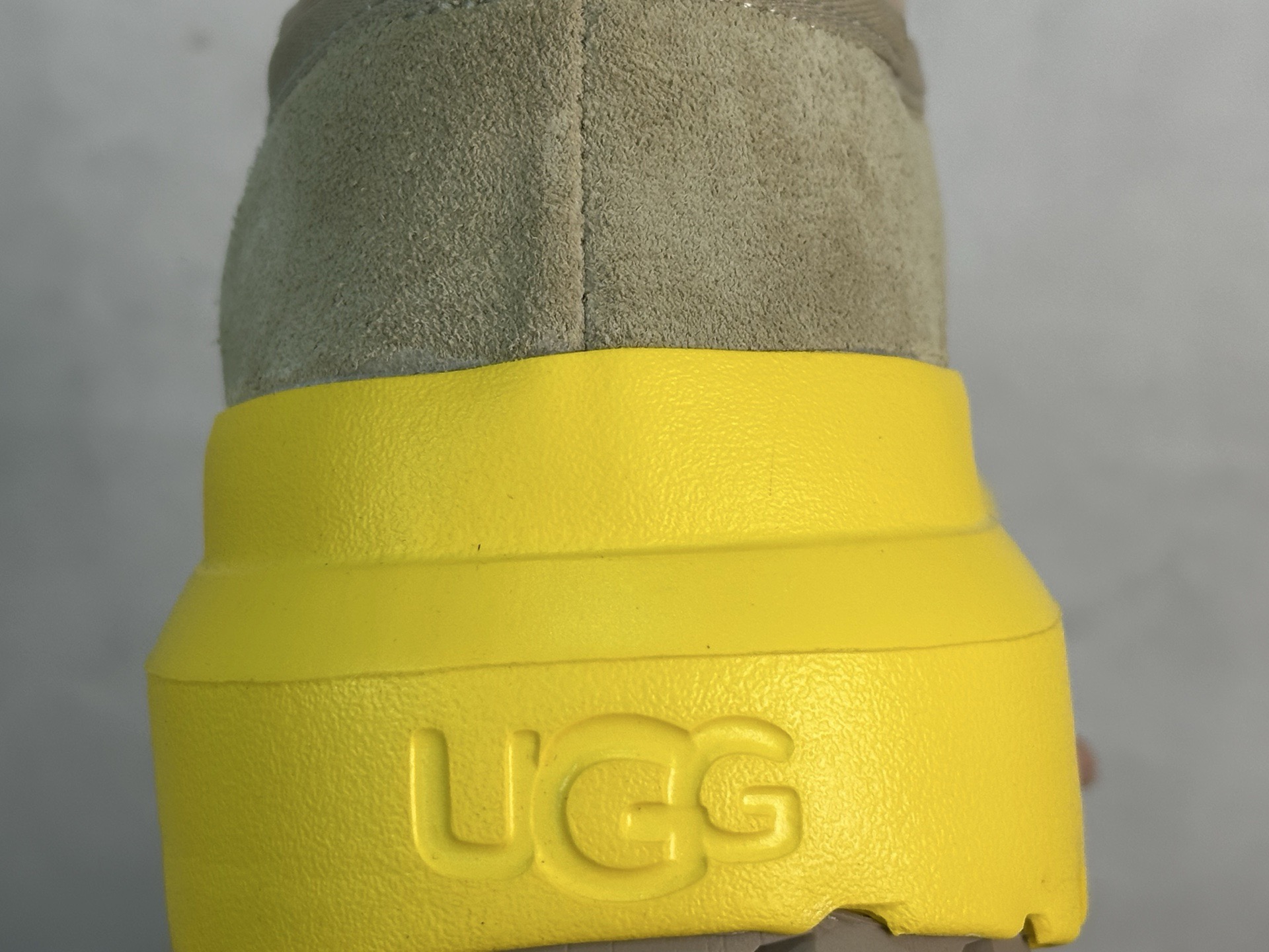  UGG 包头套脚： 39 40 40.5 41 42 42.5 43 44  编码：38