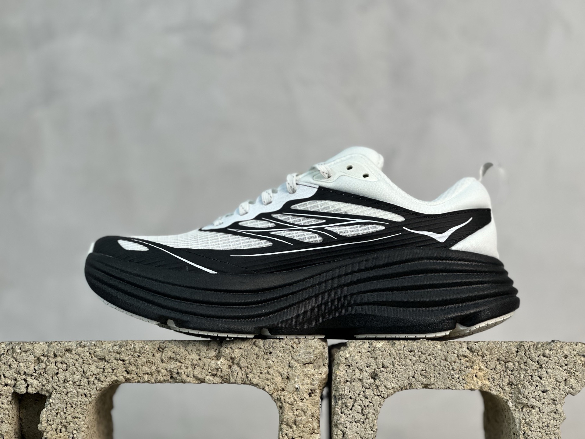 HOKA ONE ONE Bondi 8 聯名