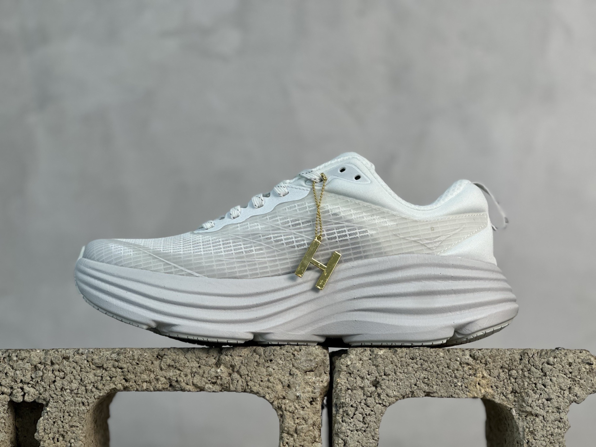 HOKA ONE ONE Bondi 8 聯名