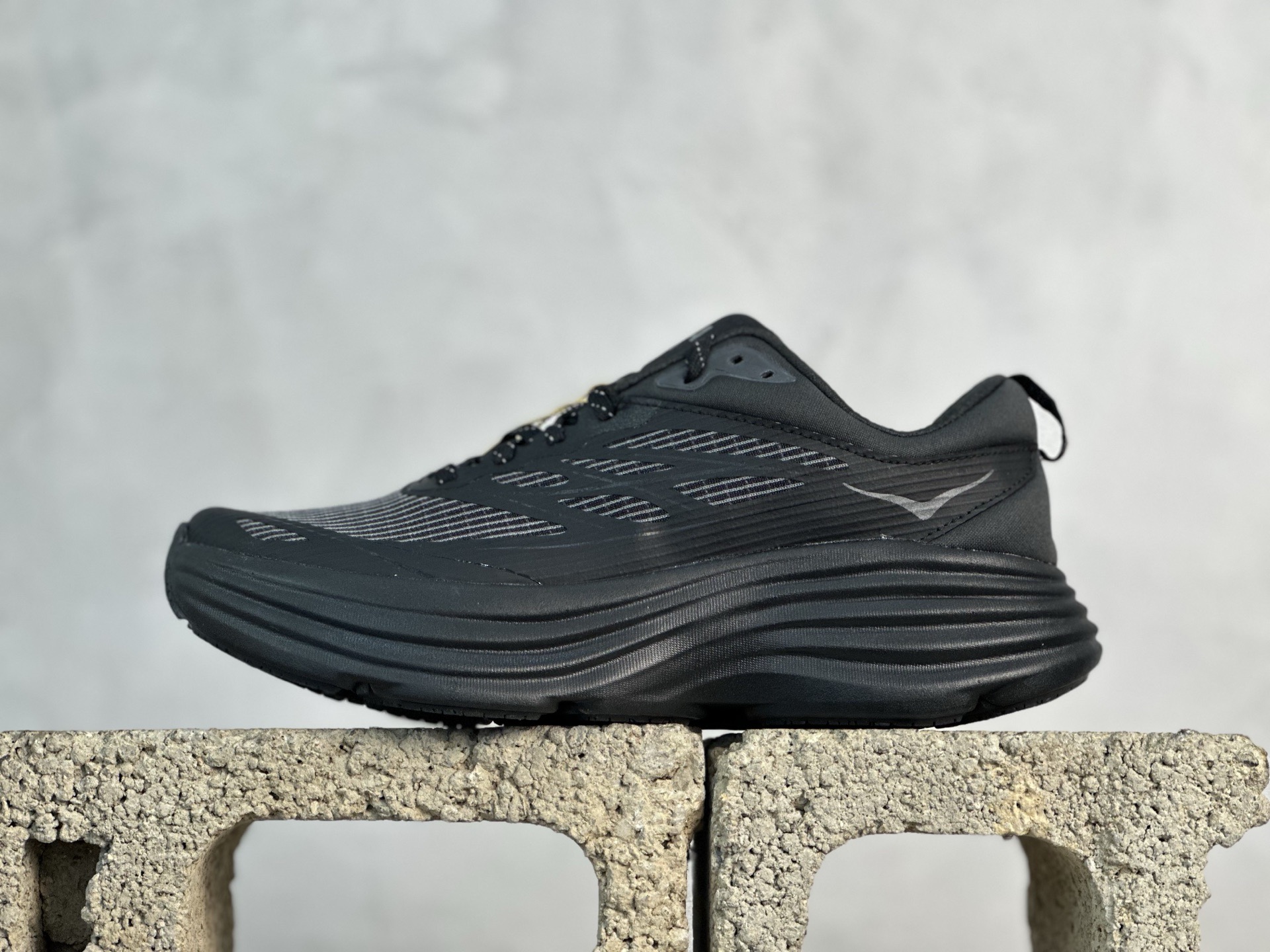 HOKA ONE ONE Bondi 8 聯名
