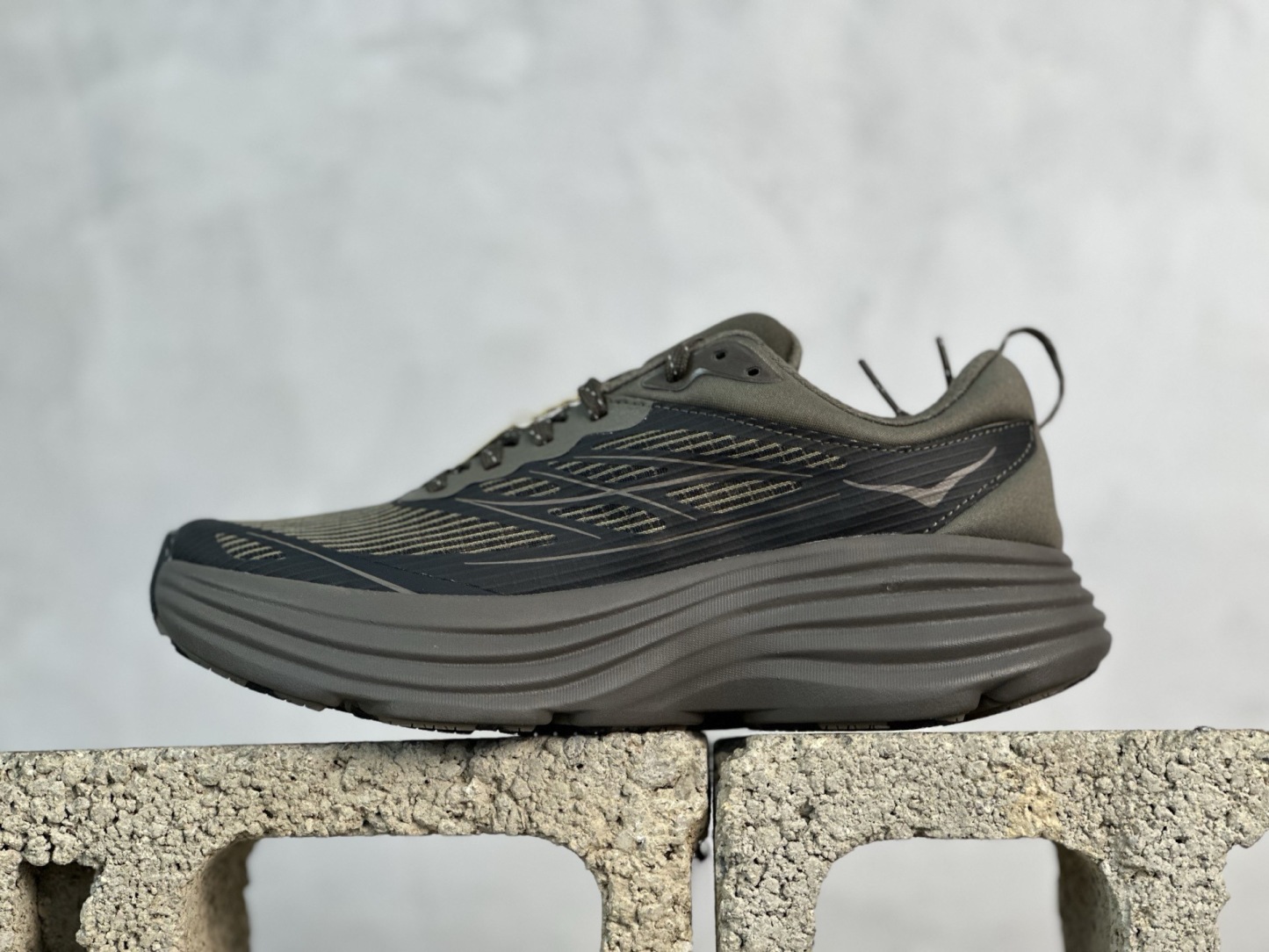 HOKA ONE ONE Bondi 8 聯名