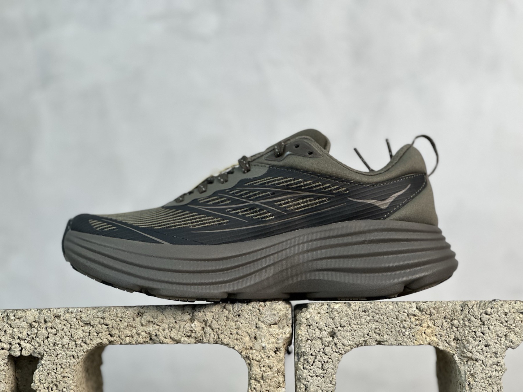 HOKA ONE ONE Bondi 8 聯名
