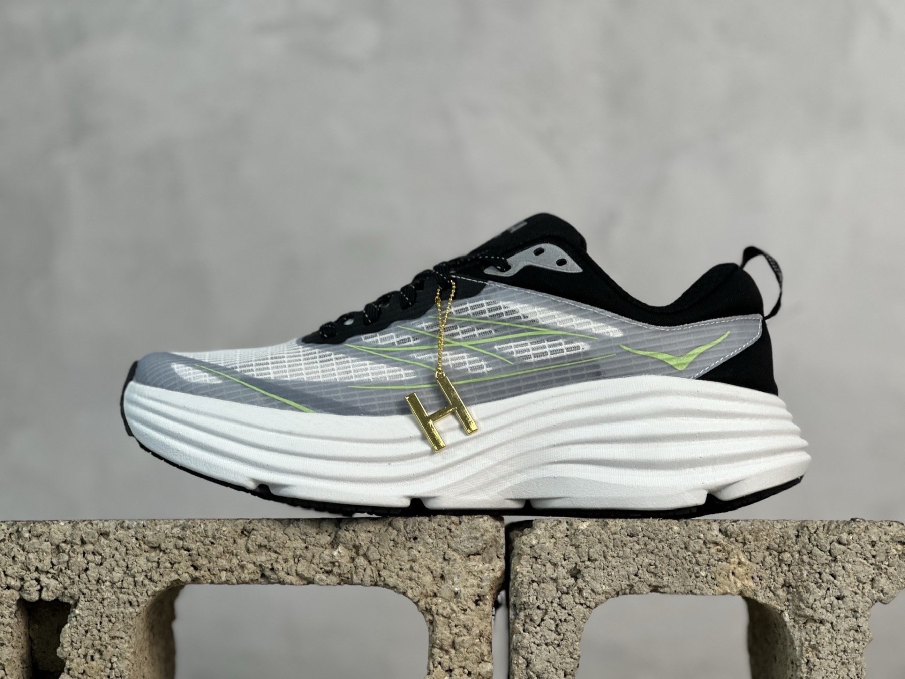 HOKA ONE ONE Bondi 8 聯名