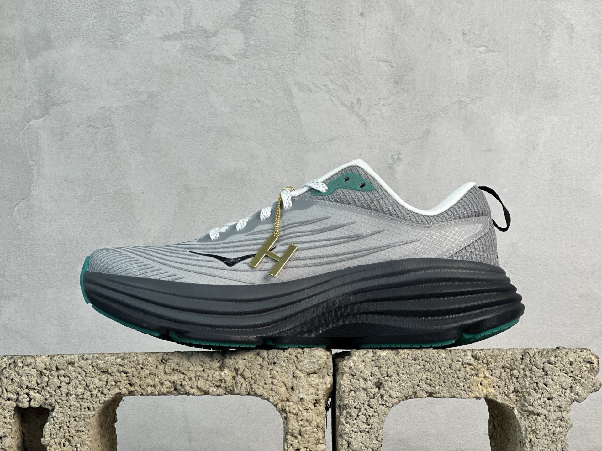 HOKA ONE ONE Bondi 8 聯名