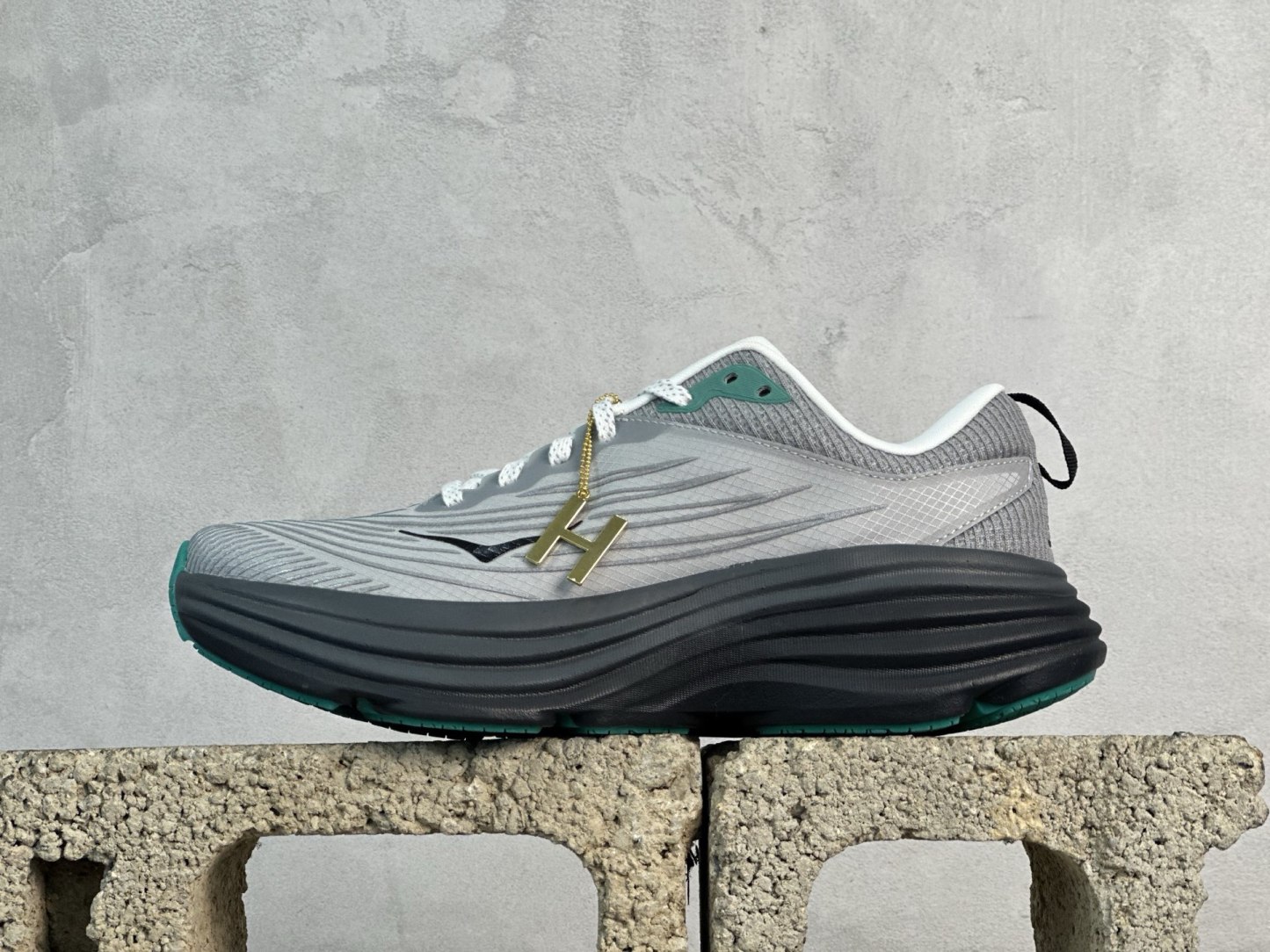 HOKA ONE ONE Bondi 8 聯名