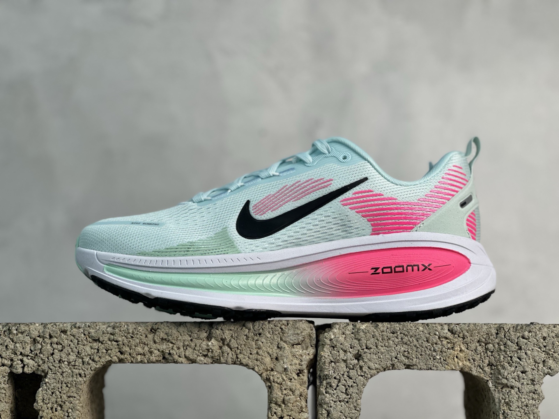 NK Vomero V18 網面透氣跑步鞋