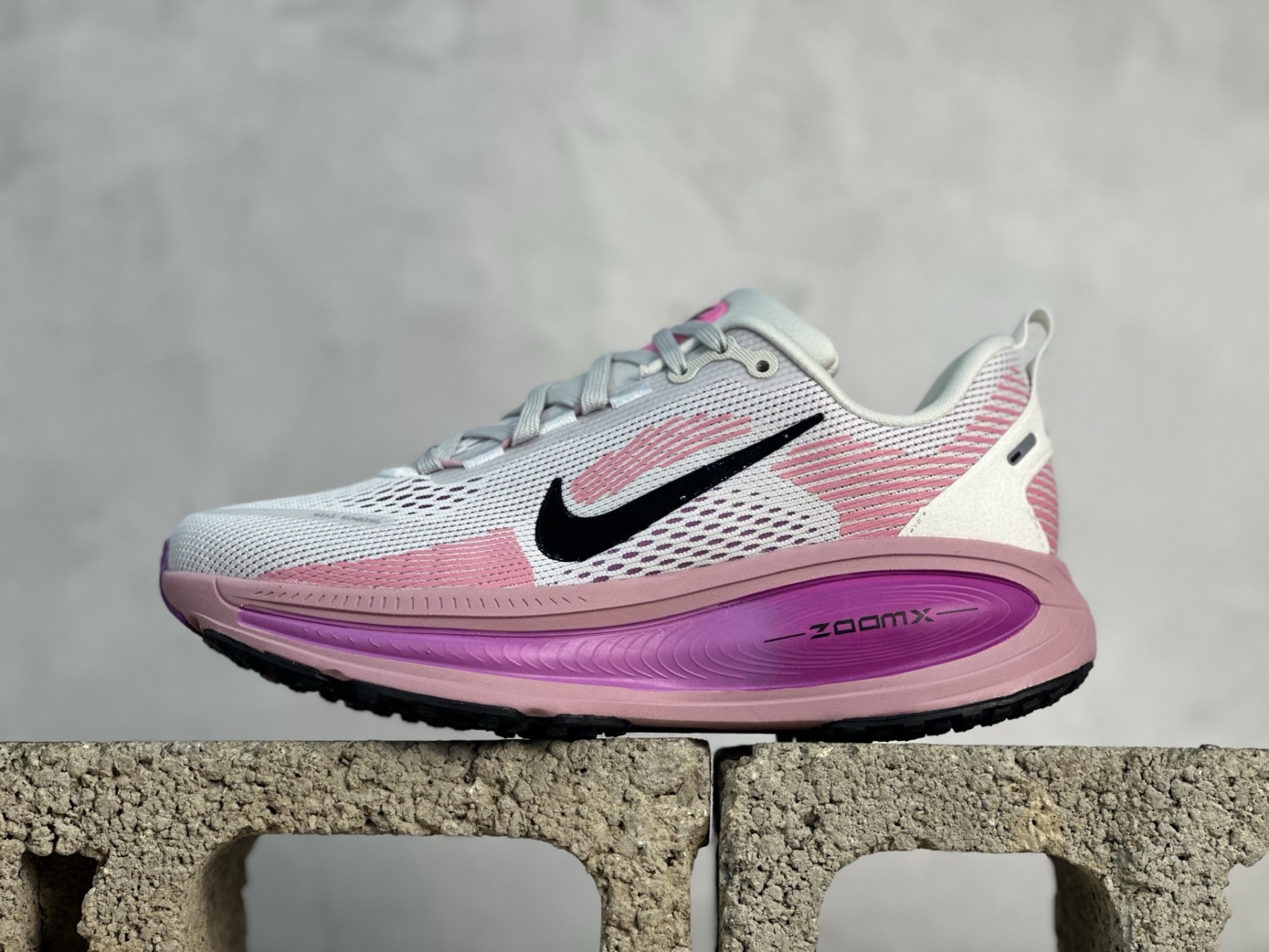 NK Vomero V18 網面透氣跑步鞋