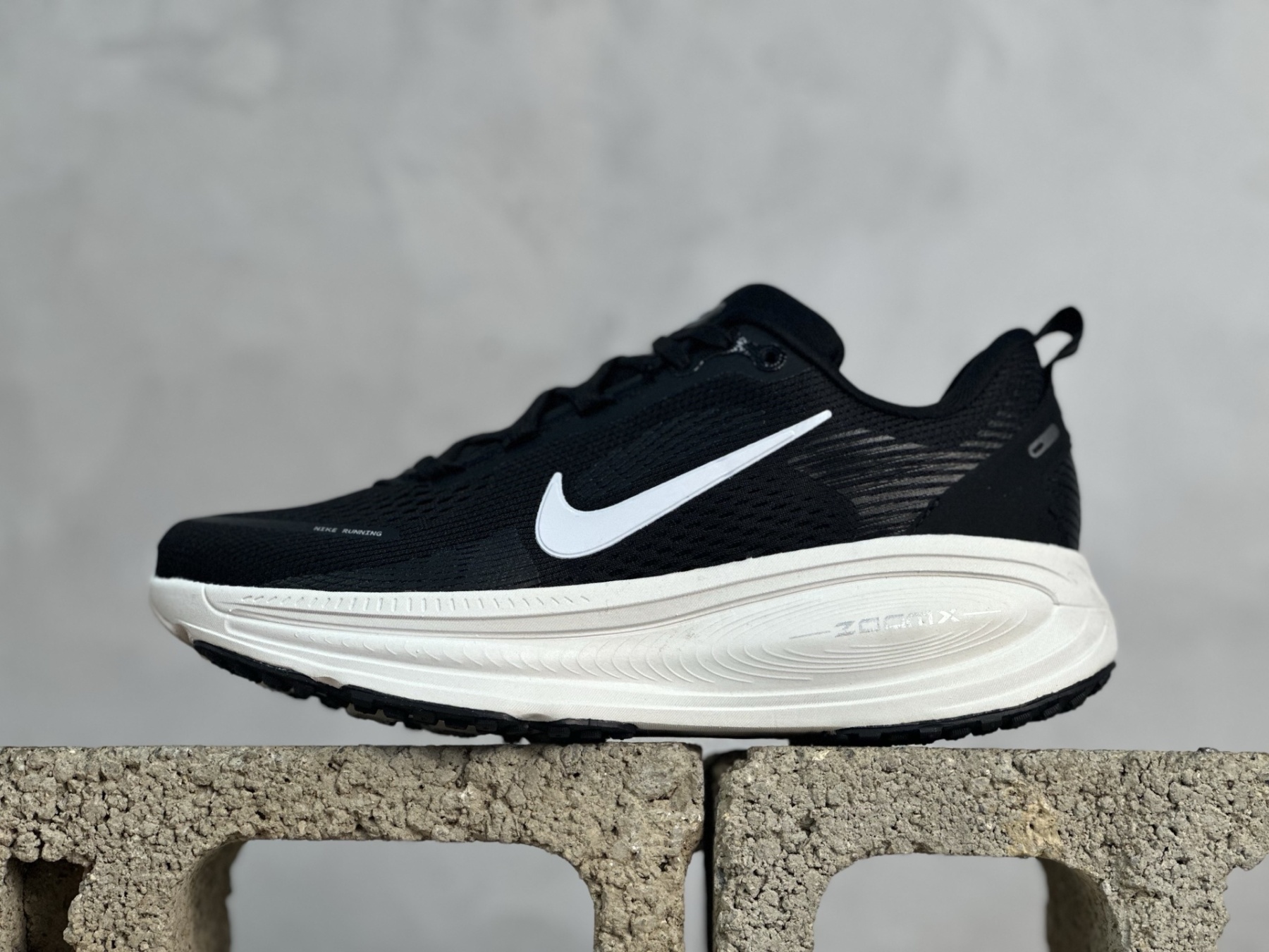 NK Vomero V18 網面透氣跑步鞋