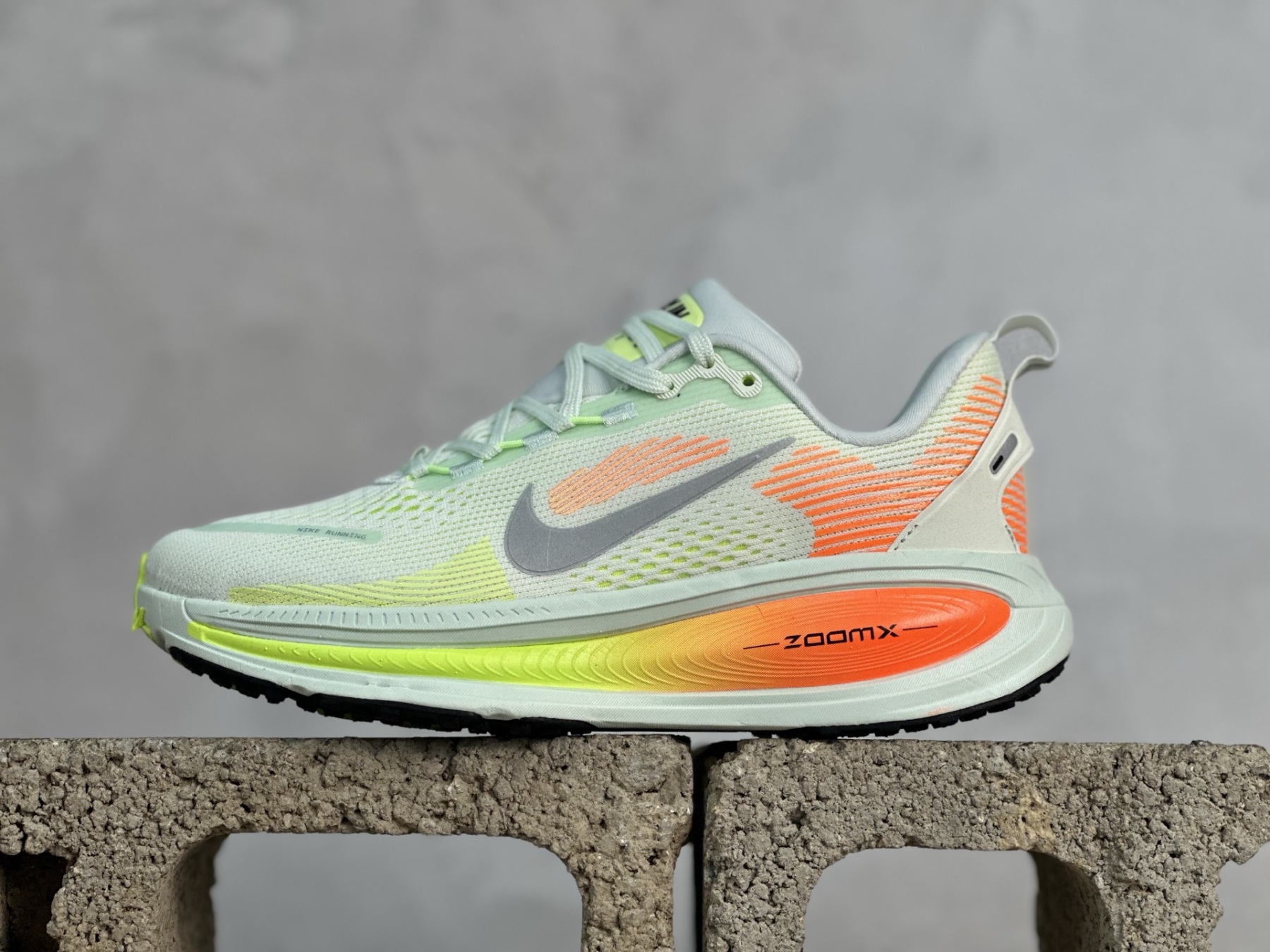 NK Vomero V18 網面透氣跑步鞋