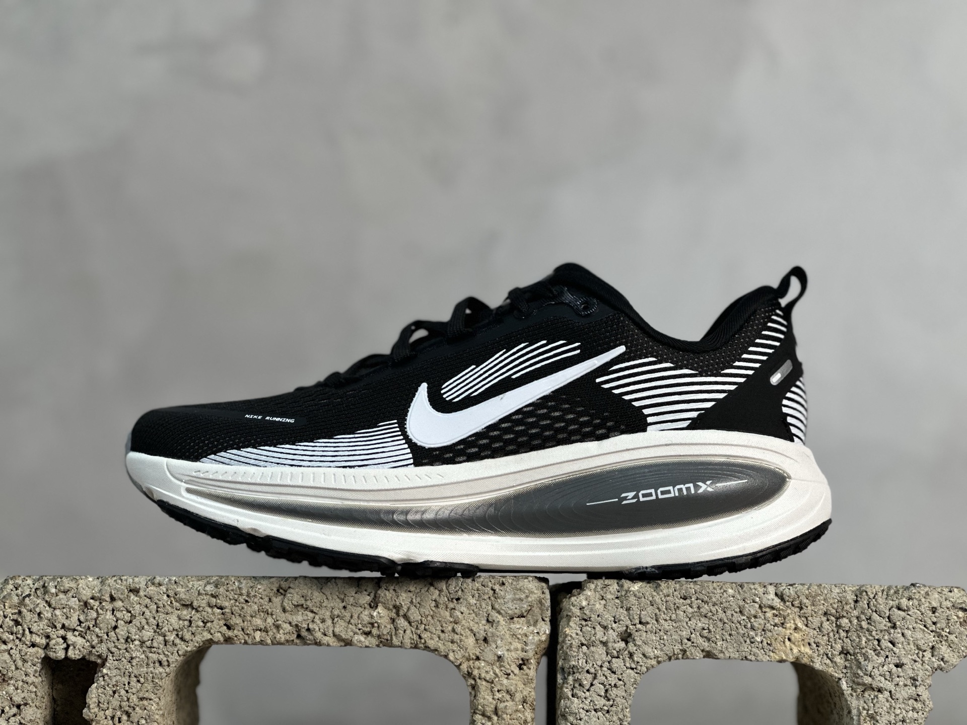 NK Vomero V18 網面透氣跑步鞋