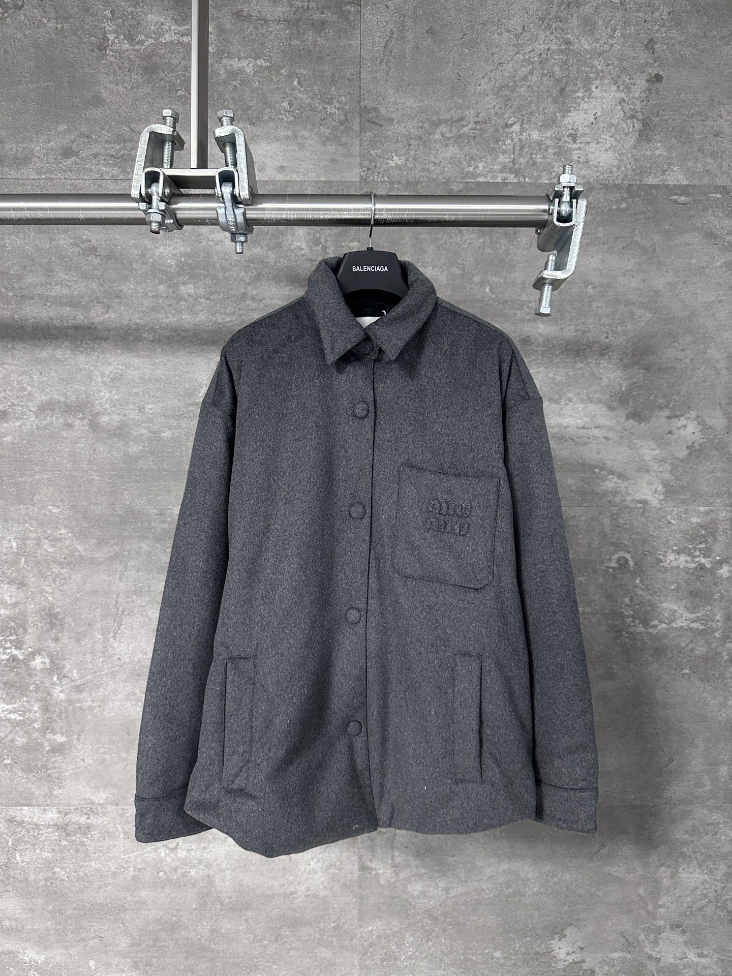 MIUMIU/繆繆 25SS 新款徽標胸前口袋白鴨絨羽絨鈕扣夾克外套