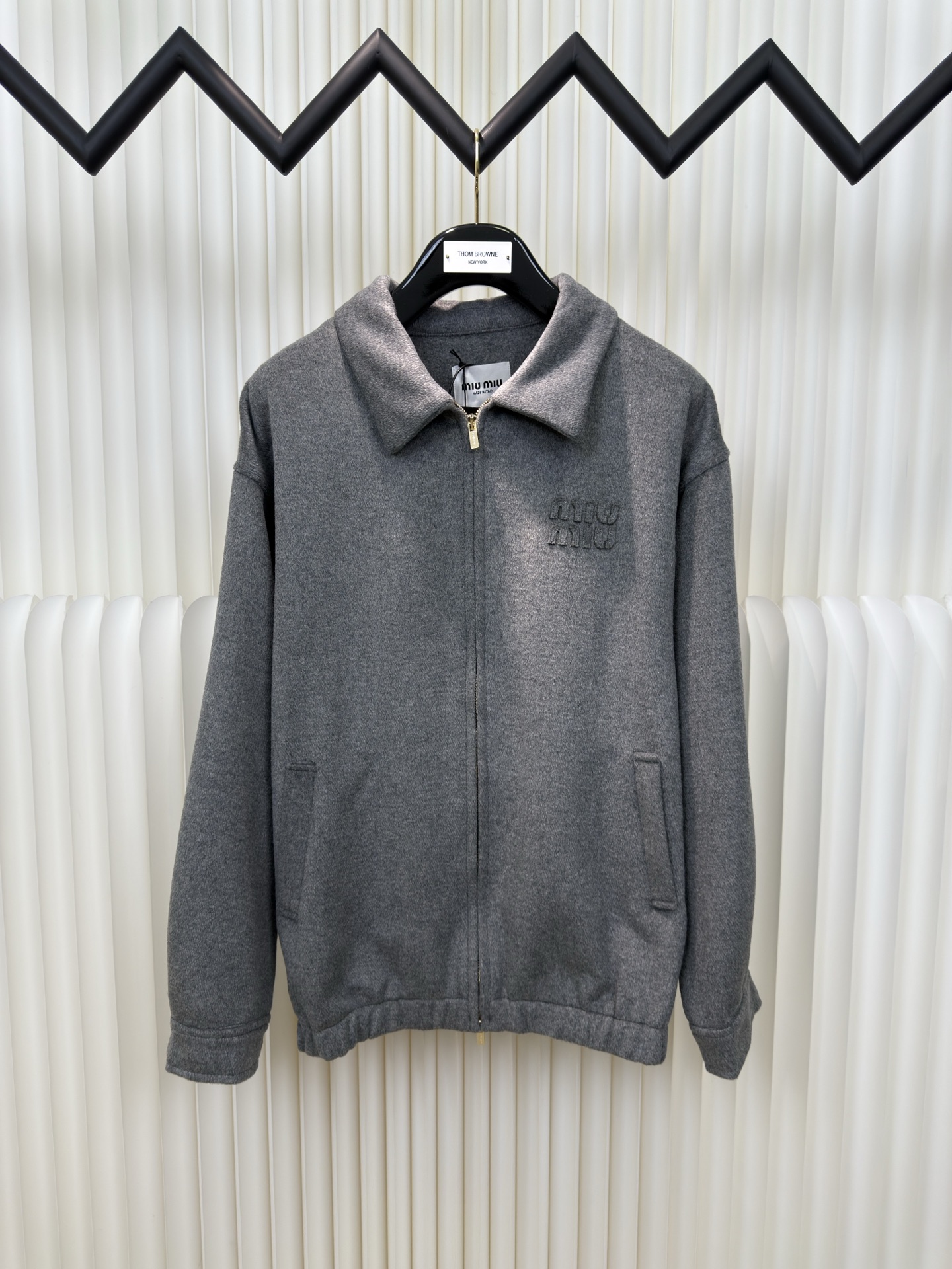 MiuMiu 刺繡標識翻領羊絨拉鍊外套