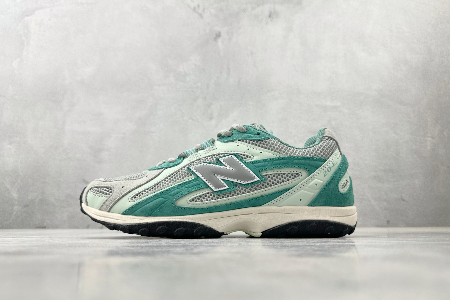  New Balance 204L 系列