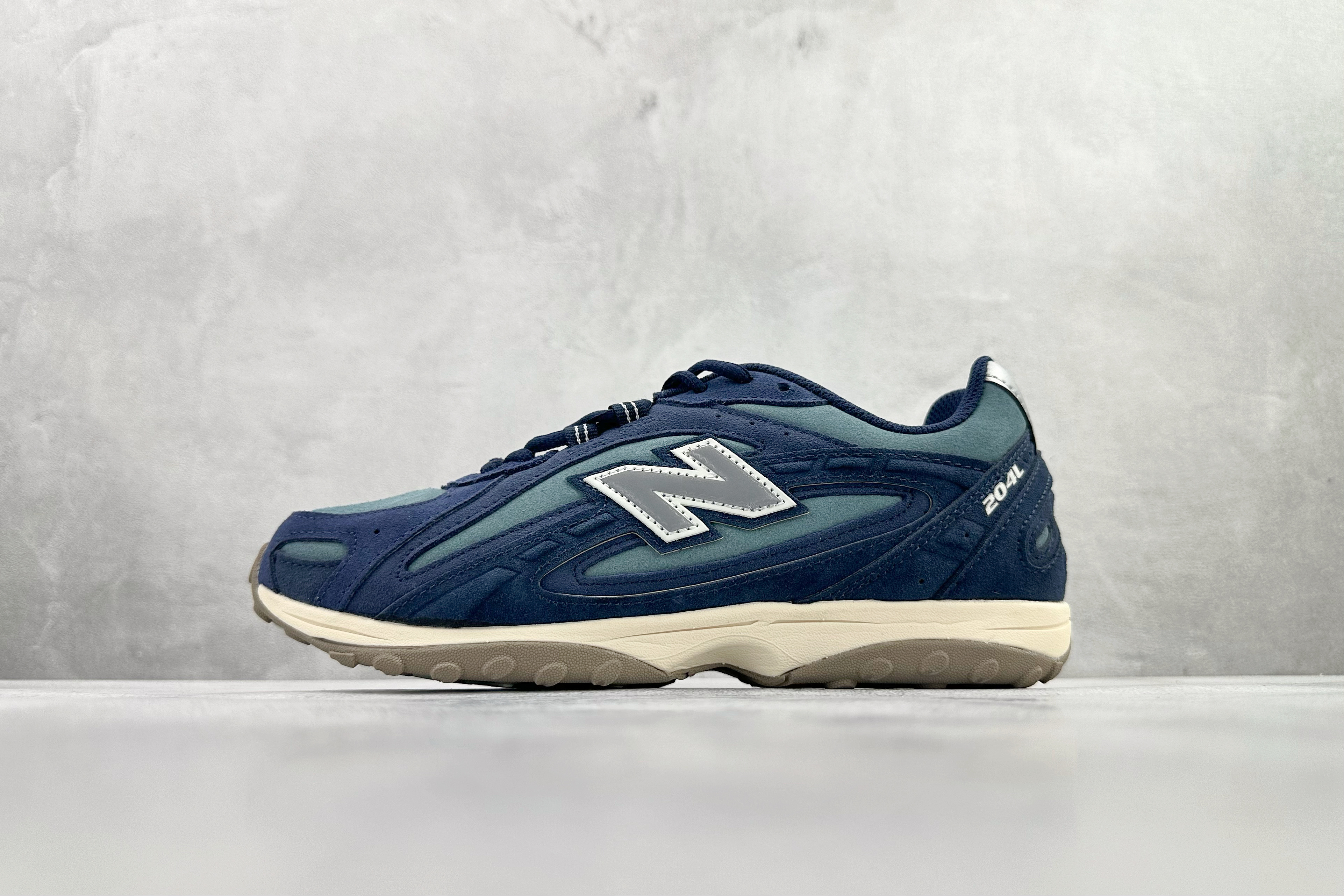  New Balance 204L 系列