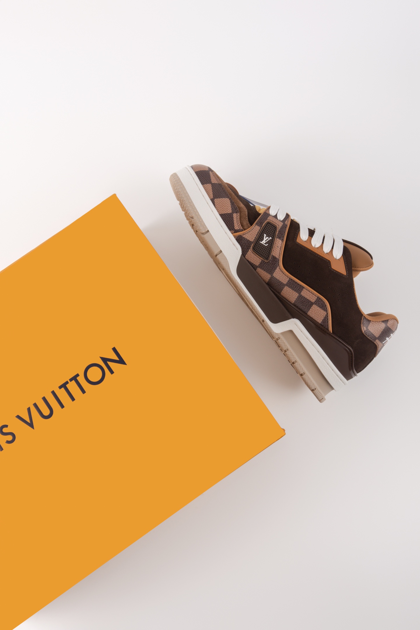  参考知识 354/1000 参考知识354/1000参考知识354/1000划译机翻·通用领域ai_advancedcommonAI大模型翻译机翻·通用领域机翻·学术论文机翻·生物医药机翻·信息技术机翻·金融财经机翻·新闻资讯机翻·航空航天机翻·机械制造机翻·法律法规机翻·合同文书机翻·人文社科认证企业版，解锁AI旗舰大模型LOUIS VUITTON Trainer 皮革 圆头系带 划译机翻·通用领域ai_advancedcommonAI大模型翻译机翻·通用领域机翻·学术论文机翻·生物医药机翻·信息技术