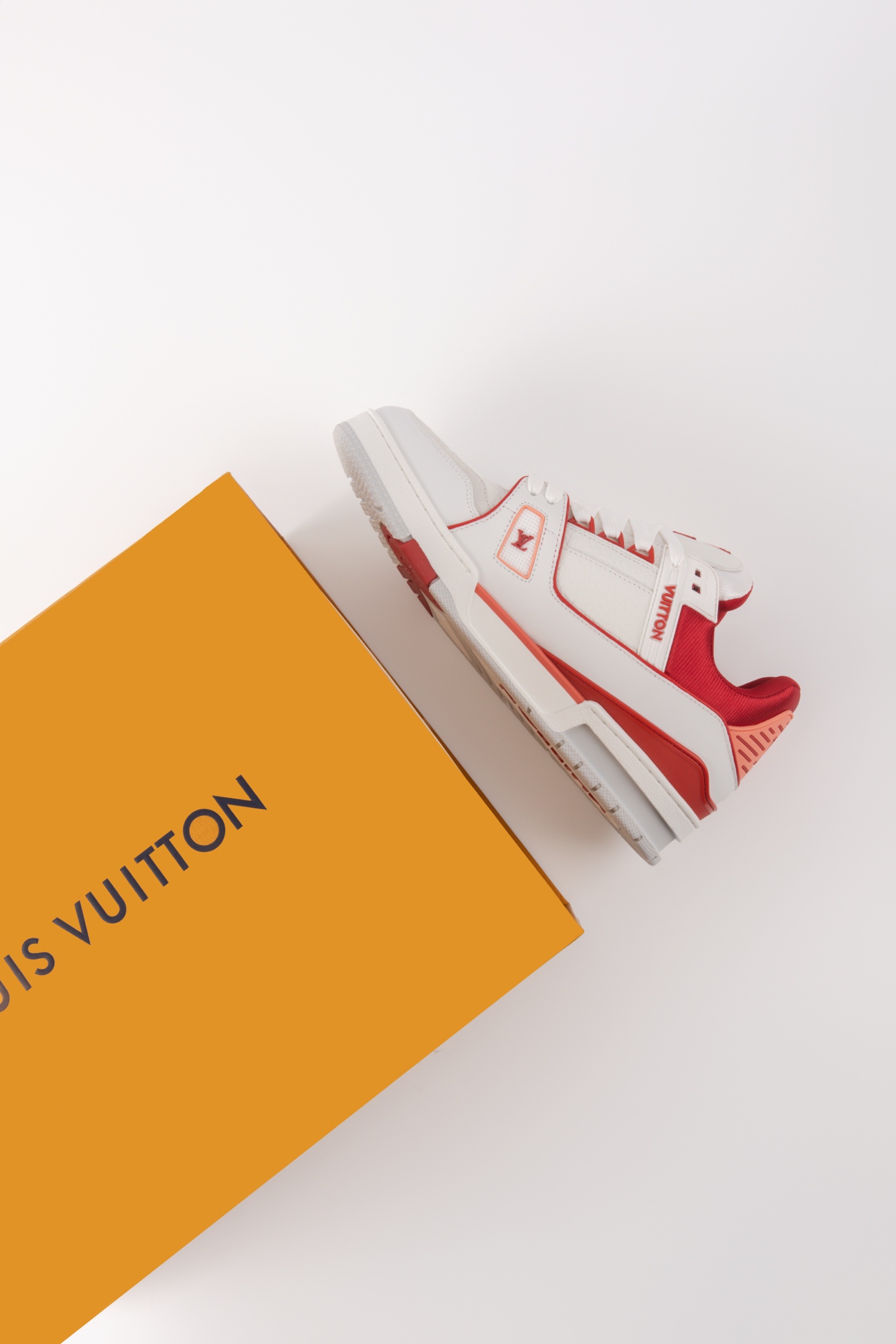 路易威登Trainer皮革圓頭系帶字母簽名低幫板鞋 